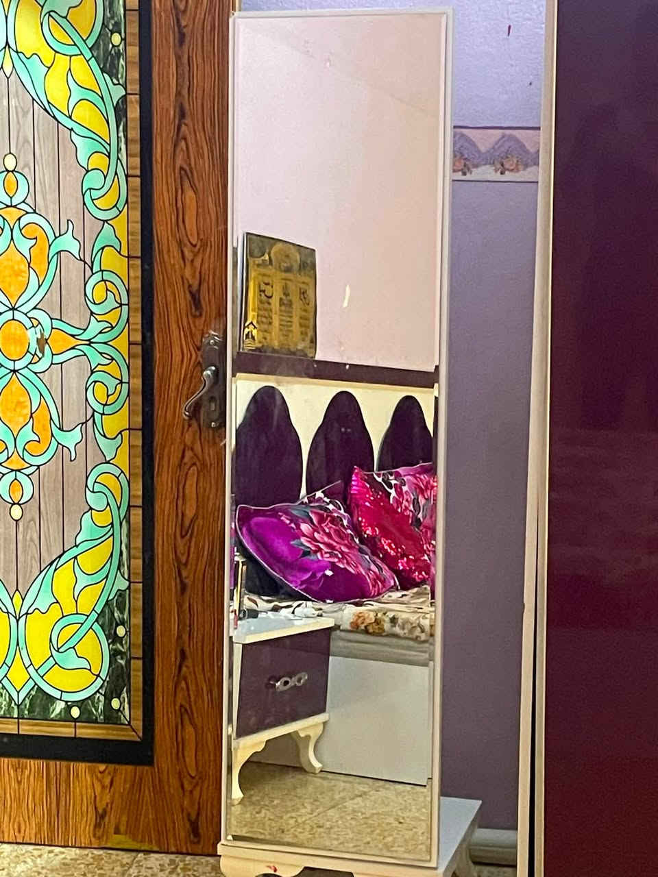 غرفة نوم تركي للبيع ٧ قطع بحالة جيدة نظافة ٧٠ ٪؜ السعر ٢٥٠ وبيه مجال قليل 
***********
