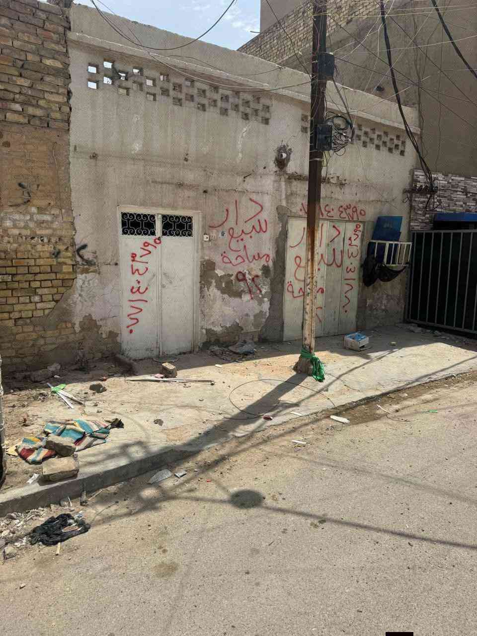 سلام عليكم دار سكن قديم   مساحه 92  متر   واجهه 6.56 ونزال 14  باسم شخص واحد     مو ورثه  تحويل مباشر   قطع من بيت ركن وجه البيت   على الفرع  مكانه حلو جدا خلف كراج الامانه  ***********   وات ساب موجود 

***********
