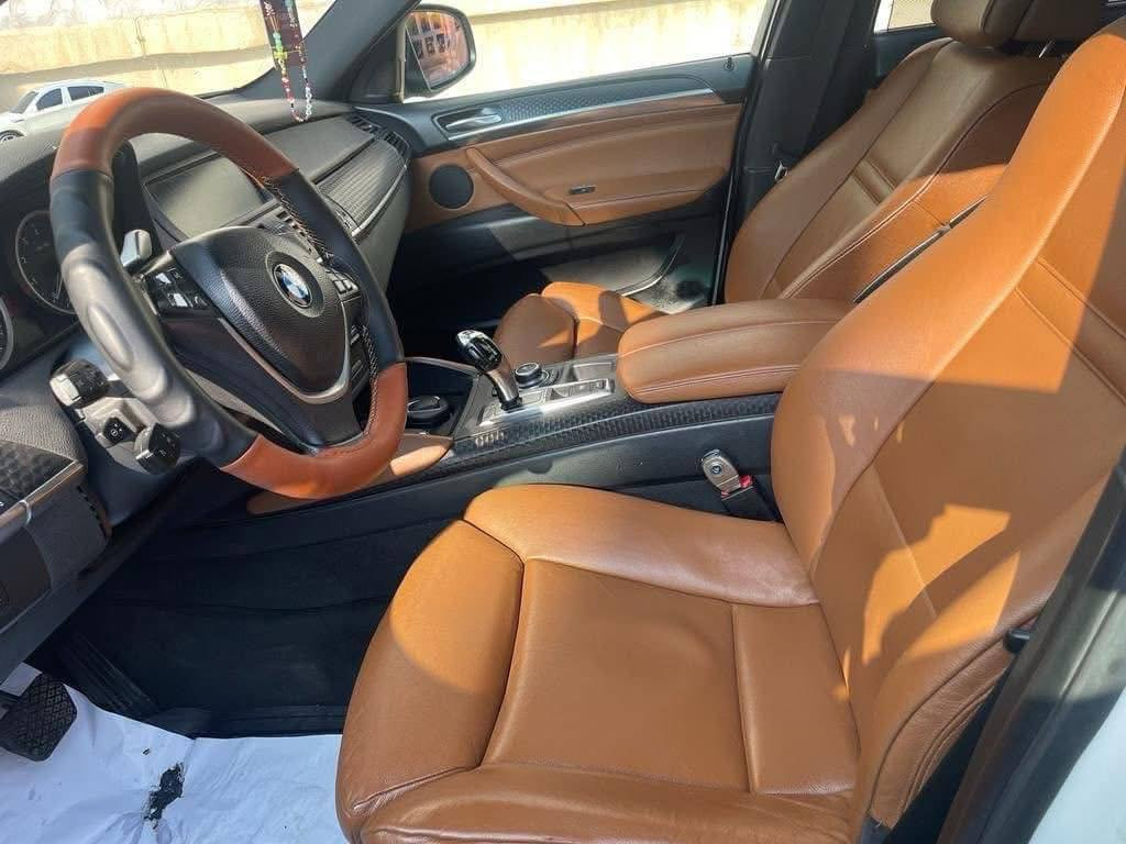 بي ام دبليو 2010 x6 وكالة خليجيه فول مواصفات مكينه 6 سلندر 
3500 توين تيربو 
السعر 135 وبيها مجال قليل بأسمي تحويل ثاني يوم 
مكانها بغداد الداوودي مقابل محطة وقود اليرموك جمعية الداوودي
*********** بغداد, العراق
