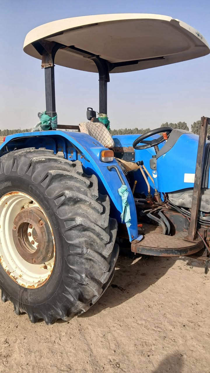 كاروبه نيهولند حجم 80 لبيع رقم واسط رقم وسنويه نكليزي موديل 2010 مع معدات فدان اصلي اربع سجج وخرماشه ومعدلان ومرازه مكان بابل الشوملي ***********
