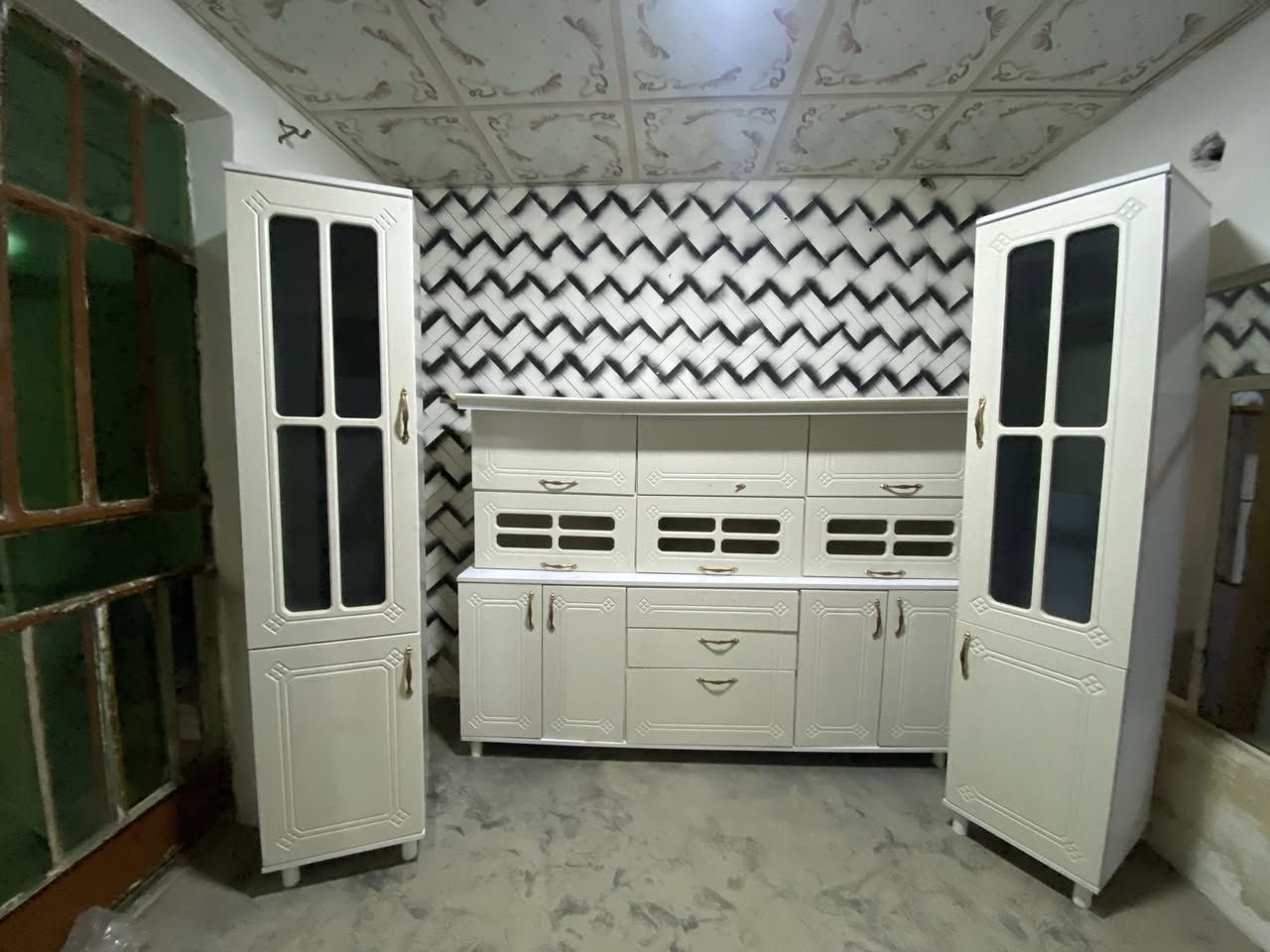 السلام عليكم 
كونتر للبيع 4 قطع خشب درجة اولى و النظافة كدام العين 
 ***********
