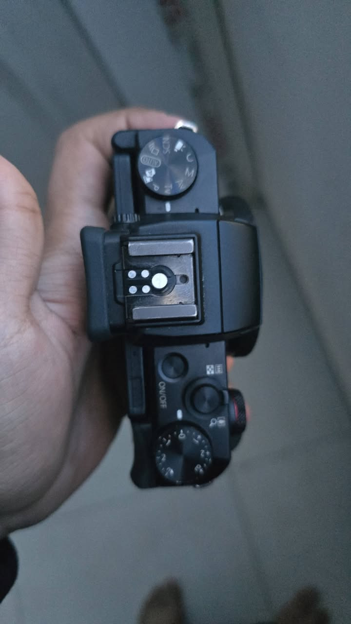 كامرة canon g5x
 الغنية عن التعريف

كامرة مناسبة و مواصفاتها خارقة

ما تعرف بيهن ابحث وشوف شكد سعرها 

جديدتها حوالي مليون و شوية يمي بلاش راسلني وتدلل لو على رقمي بيه واتساب ***********
