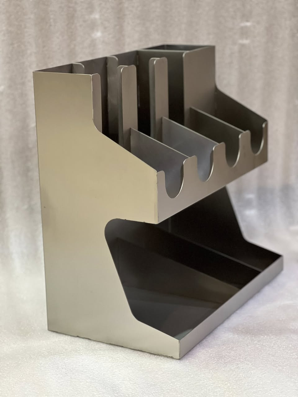 🥤 منظم أكواب وملاعق (ستانلس ستيل- بلاستك  ) – للترتيب والكشخة! 🥤
لأصحاب محلات الآيسكريم والكافيهات.. رتّب كاونترك ووفّر مساحة مع أرقى منظم أكواب وملاعق.
🔹 المميزات:
✔️ خامة ستانلس ستيل - بلاستك :  جودة عالية، مقاوم للصدأ، وسهل التنظيف.
✔️ ترتيب احترافي: يجمع الأكواب والملاعق بمكان واحد ومنظم.
✔️ مظهر فخم: يعطي انطباع بالنظافة والاحترافية لزبائنك.
✔️ تصميم ذكي: يوفر مساحة العمل ويقلل الفوضى.

📦 متوفر بيع مفرد وجملة  - بأنسب الاسعار 
🚚 يوجد توصيل إلى جميع محافظات العراق  

📍 الموقع: البصرة- قضاء المدينه 

📞 للاستفسار والطلب: ***********
