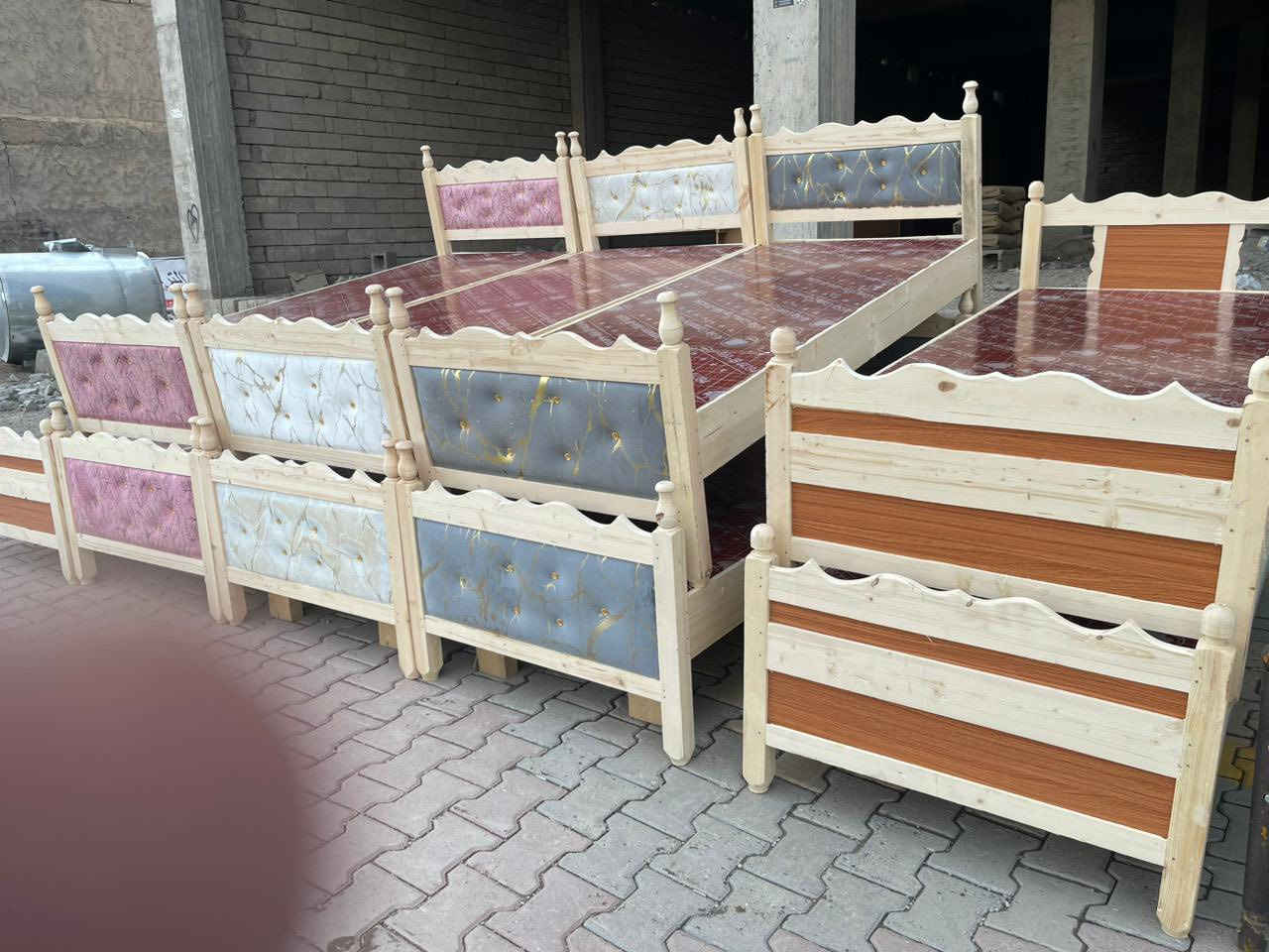 معرض صلاح آلدين للأثاث المنزلي للجمله والمفرد 
وصول وجبه جديده 
سرير خشب عراقي احطاطه خشب بلوك درجه اولى 
متوفر قماش وعادي وخشب cnc نقش 
متوفر جميع الالوان وبسعر جمله 
***********
العنوان تكريت الزهور مقابل كلية تربيه البنآت مجاور تانكي المآء قرب غصن الزيتون
