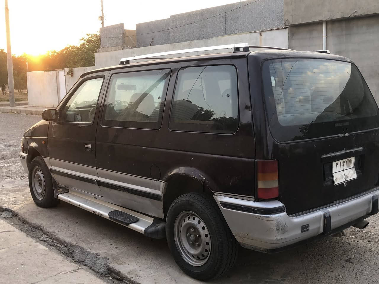 گلايزه ر 
 مؤديل1990
 گێرو مه كينه ي كامري
 سعري 23گلا قفل
ژ.م***********
