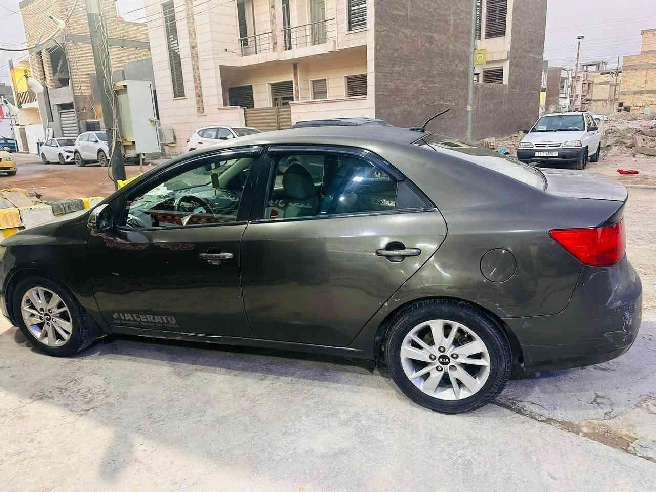 السلام وعليكم
كيا فورتي مديل 2011 رقم سليمانية تحويل ثانيوم 
محرك  2000دوش وكير جدد مال حاوية شرط بل باكيت حادثها جاملغ اليمن الخلفي وباب فقط وباقي السيارة جاردة تحتاج صبغ فقط وصور كدامك موضح كلشي
تبريد ثلج صدر خير من الله تخم تاير كهربايات كلهة بلادية
السيارة جاهزة 
السعر80 بيها مجال 

*********** بغداد, العراق
