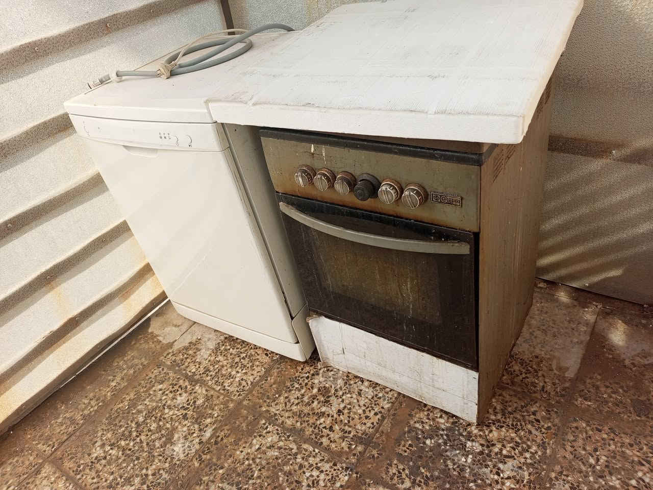 سلام عليكم شباب هذن القطعتين الطباخ  ولغساله مال صحون للبيع الطباخ كله شغال حته الفرن بس الغساله مال صحون عطلانه  سعر القطعتين 50 الف عنواني بغداد الغزاليه اي استفسار خاص او على الرقم *********** واتساب
