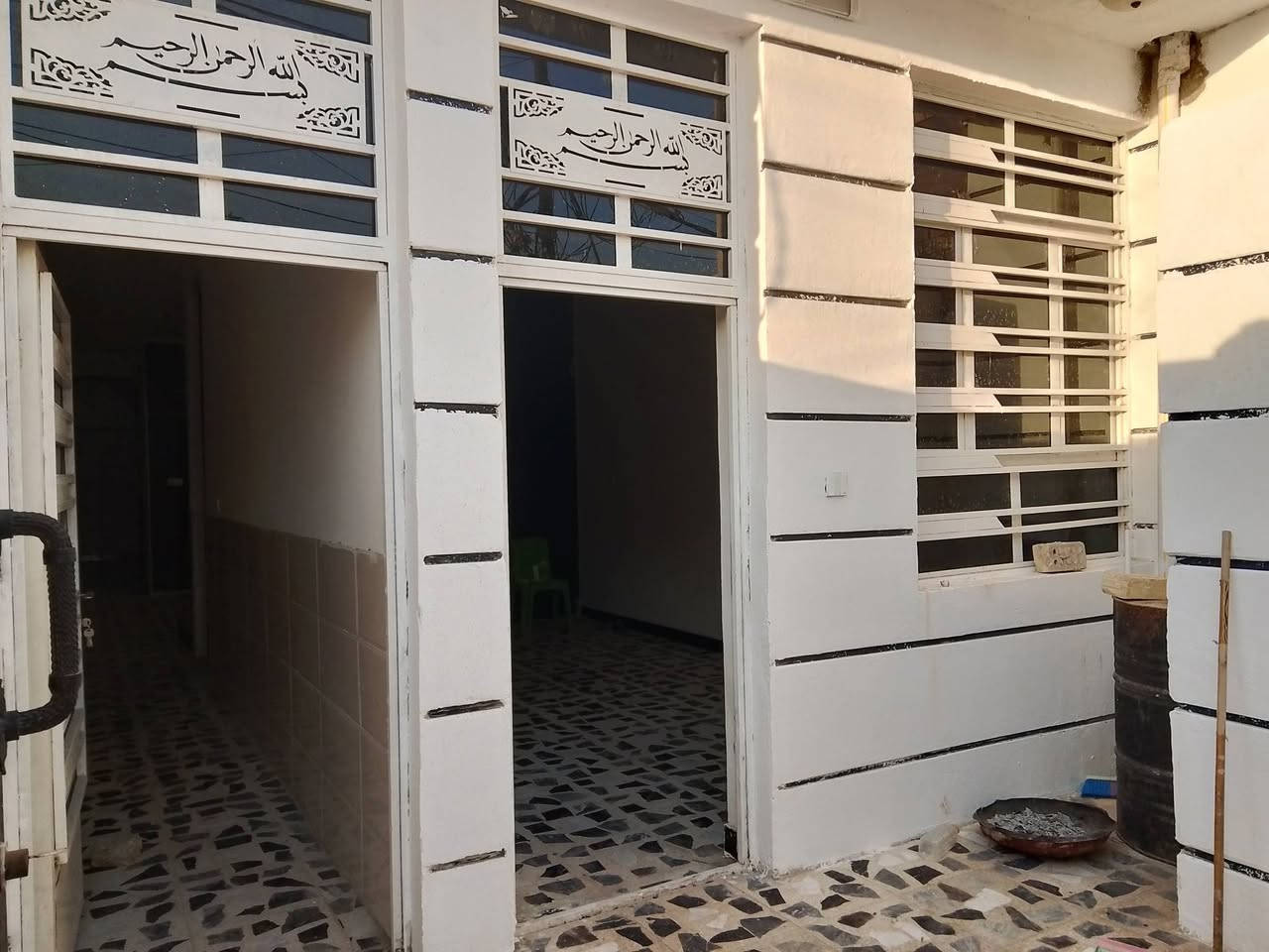 السلام عليكم دار للبيع المساحة 100 متر بناء حديث في منطقة الدسيم مقابيل قطاع 72 رابع فرع عن الشارع السعر 73 مليون وبي مجال للاستفسار الاتصال على هذا الرقم‏ ‪0776 729 7484‬‏
