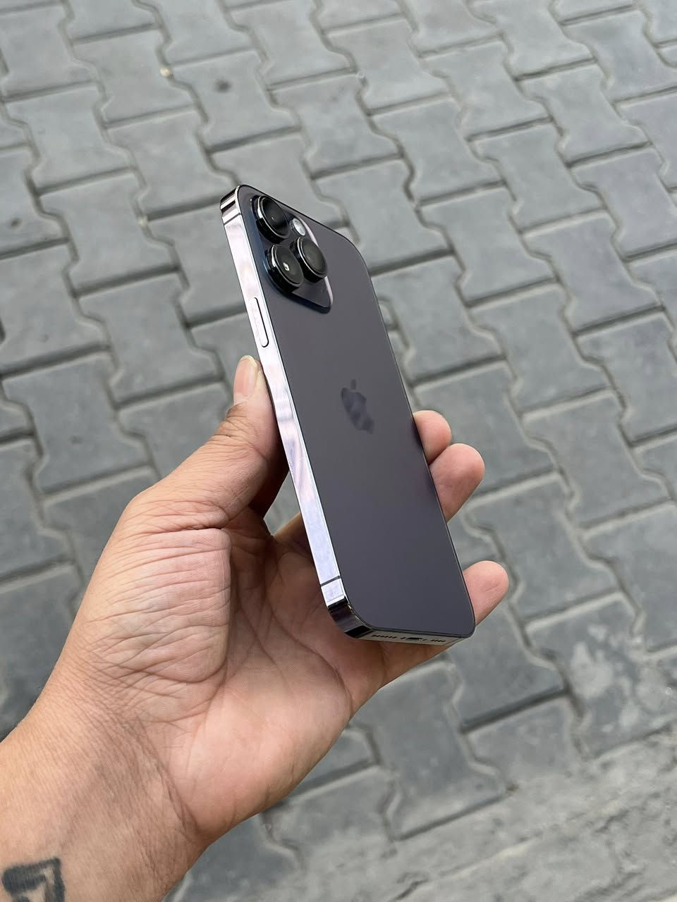 ايفون 14promax
ذاكرته 256 
بطاريه 92
نضافه 100/100
شرق اوسط عربي 
باكيت ضايع 
جهاز في وضع الوكاله 
مستبدل فقط شاشه وكاله وكاله 
وجهاز بوضع السليم كلشي شغال بي عل فحص 
سعره 700 الف 
عنواني بغداد ***********
