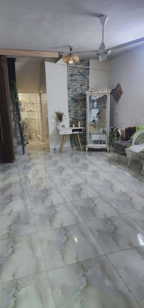 سلام عليكم )📢📢📢
—————————
#دارللبیع رقم 
مساحة ١٦٠متر 
#فول سيراميك طابق ونص غرفتين نوم مطبخ  هول  استقبال تواليت حمام دخلي درج داخلي 
طابق الثاني بيتونه واسعه كمخرن 
#الموقع حي الاسرى 
#فرع جامع العدل  
#استفسار***********
