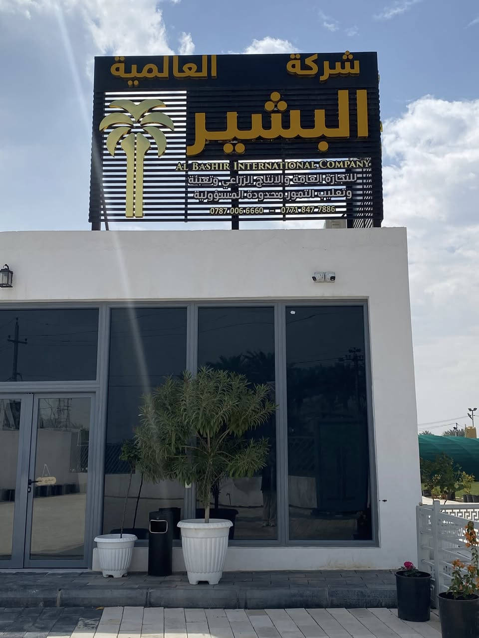 الفوائد الاقتصادية للزراعة النسيجية 
1_الانتاج المميز في الكمية والنوعية
أ.زيادة الإنتاج بشكل كبير
 ب• يمكن إنتاج آلاف الشتلات من نبتة واحدة خلال فترة قصيرة.
 ج• هذا يؤدي إلى زيادة المعروض الزراعي وبالتالي رفع أرباح المزارعين.
 د• جميع النباتات الناتجة تكون مطابقة للأصل (نفس الصنف).
 هـ• مهم جداً في المحاصيل التجارية مثل تمر المجهول لضمان جودة ثابتة في السوق.

2. تقليل التكاليف على المدى الطويل
 أ• رغم أن التكلفة الأولية للمختبر مرتفعة، إلا أن:
 ب• قلة الأمراض
 ج• انخفاض الخسائر
 د• زيادة الإنتاج
هـ.تجعل المشروع أكثر ربحية مع الوقت.

3. خلوها من الأمراض 
 أ• يتم الإنتاج في بيئة معقمة، مما يقلل انتشار الآفات.
 ب• هذا يقلل من استخدام المبيدات ويوفر المال ويحسن الجودة.

4_تسريع دورة الإنتاج
 أ• النباتات تنمو بشكل أسرع من الطرق التقليدية.
 ب• يعني دخول السوق بشكل أسرع وتحقيق أرباح مبكرة.

5_إمكانية التصدير
ا. التمور المنتجة بالطريقة النسيجية مطلوبة عالمياً بسبب جودتها 
 ب. زيادة نتائج الدخل القومي وذلك بفتح باب التجارة الدولية وتعظيم الصادرات


**إذا كنت صاحب هذا الإعلان وتريد حذفه لأي سبب، رجاءا أرسل رسالة إلى الدعم الفني**