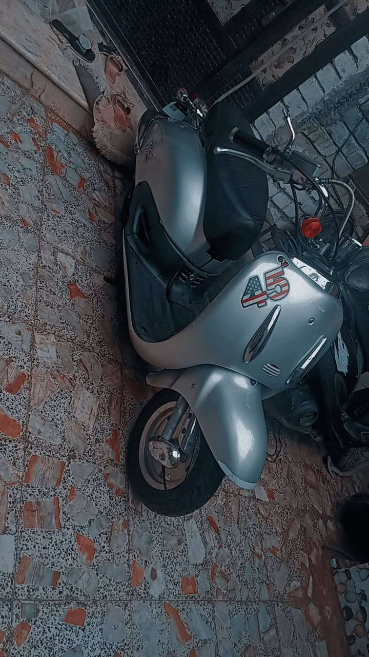 السلام عليكم شباب دراجه كلاسيك للبيع سرعه 100خبط كله بلادي كهربائيات كلها شغاله السعر 850 *********** تواصل ع هذا الرقم
