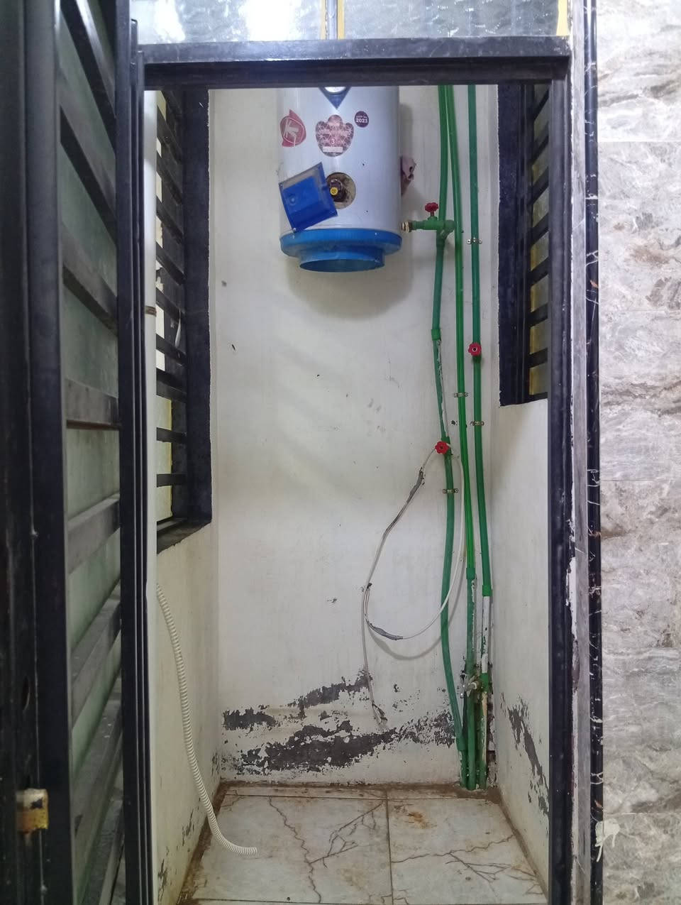 السلام عليكم ورحمه الله وبركاته 
رفع المنشور ببركة محمد وال محمد 🤲 
بيت للبيع مقابل قرية الغدير شارع المطحنه 
عمود 282
المساحه 55متر زراعي سند 25
بناء البيت صب كونكريت الأساس والسقف المحتويات مطبخ وصاله غرفه مكشوفه صحيات 
البيت فارغ ونضيف وجاهز للسكن 
الجيران سنه كاعد يمهم خير من الله يمك معلمه ويمكن محامي ويمك منتسب ويمكن جيران وضاجو من ردت ابيع اختار الجار قبل الدار 
والله يوفق الياخذه أن شاءالله 🤲 
محتويات مع البيت 
تانكي ماء 
كيزر 
مغسله 
خط مولد 
انترنيت منضومه بس روترك تجيبه
حنفيات كامله 
نقط كامله 
كهرباء كامله أن شاءالله 
السعر 22وبيه مجال للشراي  أن شاءالله 
للاستفسار الاتصال او مراسله وتساب 
***********
***********
احمد ابو عباس
