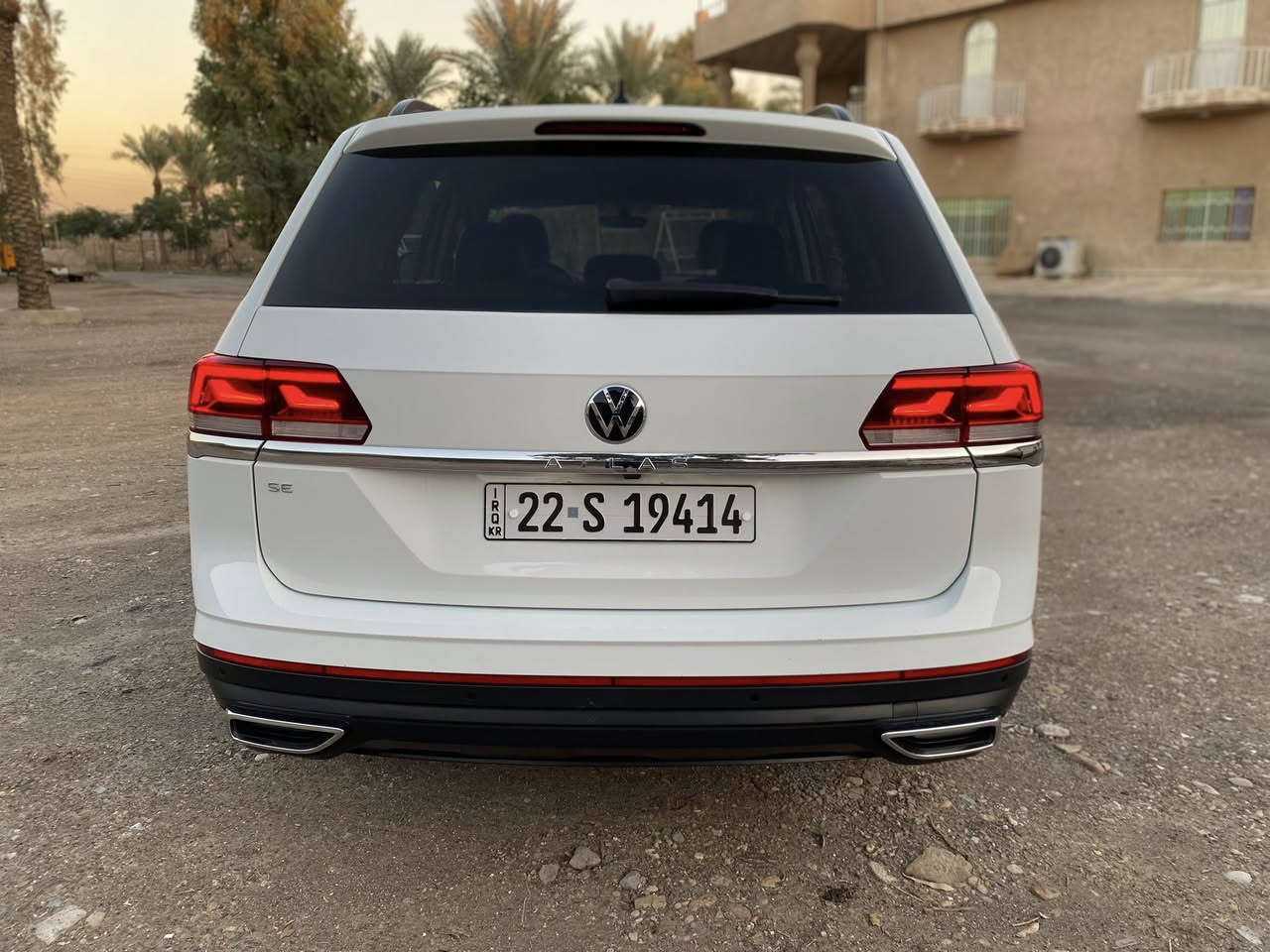 يالله
السلام عليكم 
‏Volkswagen Atlas SE 2023
فولكس واكن اطلس فاملي فول مواصفات عدا الفتحة 
محرك 2.0 تيربو – اقتصادي
دفع أمامي – فتحة USB + بصمة + تشغيل عن بعد
شاشة كبيرة تدعم Apple CarPlay و Android Auto
نظام النقطة العمياء + تحذير الاصطدام + كبح تلقائي
7 مقاعد – 3 صفوف – كشنات جلد قرميدي 
تبريد ثلاثي + تحكم كهربائي بالمقاعد
جنوط رياضية أسود 20 إنج + أضوية LED كاملة
كاميرا خلفية + حساسات امامي خلفي
نظام تثبيت السرعة الذكي (Adaptive Cruise Control)
نظام مراقبة المسار ومانع الانزلاق
باب خلفي كهربائي يفتح مع حركة القدم 
الحادث كما موضح بالصور فقط بنيد صبغ
السيارة رقم اربيل 
مكان السيارة بغداد
للاستفسار ‭0771 033 9911‬
السعر 238$
