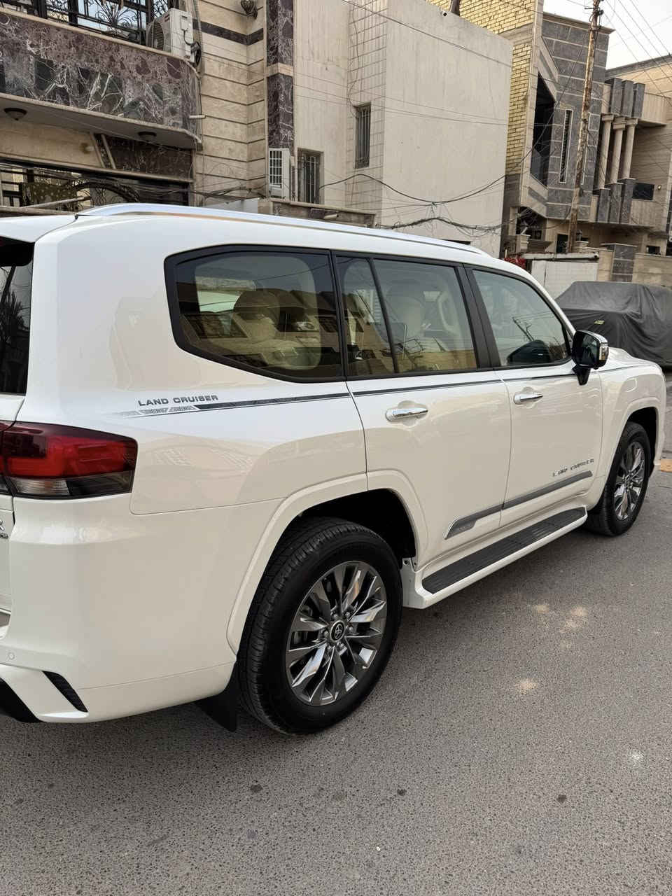 سلام عليكم  لاندكروز مديل 2024 لمتد  ساز باب اول سياره مغلفه بي بي إف ومكفوله كفاله عامه بكان السياره بغداد الشعب  السعر 73 الف  ***********

