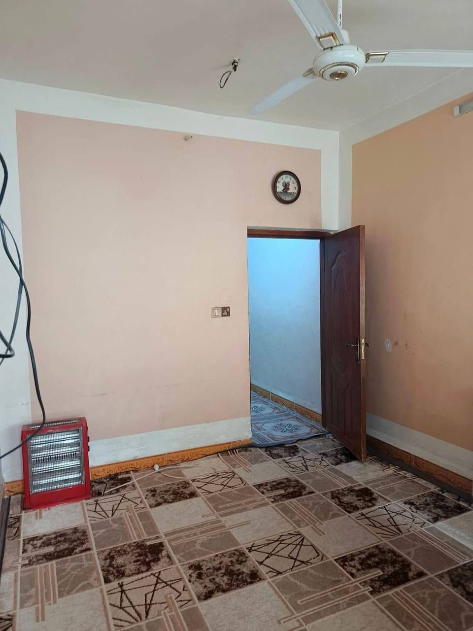 دار للبيع 100 متر طابو ملك صرف درج داخلي بيت نضيف جدا قرب شارع العام والمدارس
في منطقة 77 قرب مدرسة الشهامة 
السعر : 53 مليون وبي مجال ( معامله مباشر ويا صاحبه البيت )
***********
