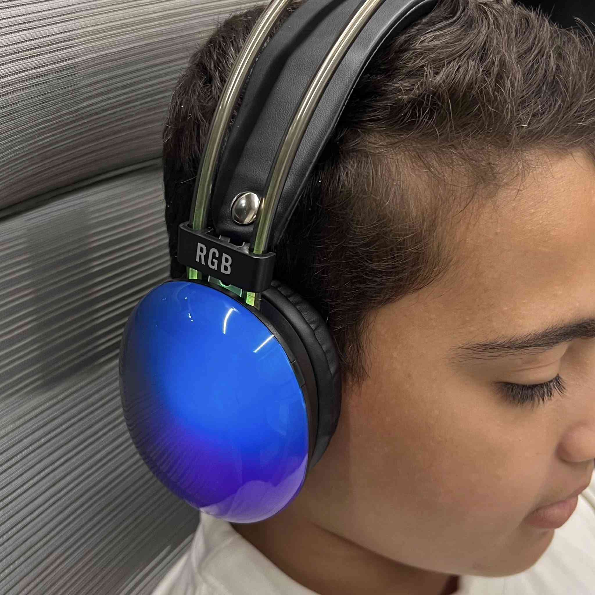 • سماعات M10 اللاسلكية تمنحك تجربة صوت قوية وتصميم عصري مع شاشة رقمية ذكية توضح نسبة شحن العلبة والسماعات بكل وضوح.

• شاشة LED ذكية لعرض البطارية:
تُظهر نسبة شحن العلبة والسماعتين (يمين / يسار) بشكل مباشر، لتبقى دائمًا على معرفة بحالة البطارية.

• تحكم باللمس (Touch Control):
تشغيل وإيقاف الموسيقى، الرد على المكالمات، والتنقل بين المقاطع بلمسة واحدة فقط.

• صوت واضح ومناسب للمكالمات:
تدعم بروتوكولات A2DP / HFP / HSP / AVRCP لضمان صوت مستقر وواضح أثناء المكالمات وتشغيل الموسيقى.

• بطارية عملية تدوم طويلًا:
تشغيل موسيقى حتى 5 ساعات للسماعات، مع وضع استعداد يصل إلى 280 ساعة.

• تصميم مدمج وسهل الحمل:
علبة شحن أنيقة وخفيفة، مثالية للاستخدام اليومي، العمل، الرياضة، والسفر.

• اتصال ثابت وسريع:
بلوتوث إصدار V5.3 لاقتران أسرع واستهلاك طاقة أقل مع مدى اتصال يصل إلى 10 أمتار تواص خاص


**إذا كنت صاحب هذا الإعلان وتريد حذفه لأي سبب، رجاءا أرسل رسالة إلى الدعم الفني**