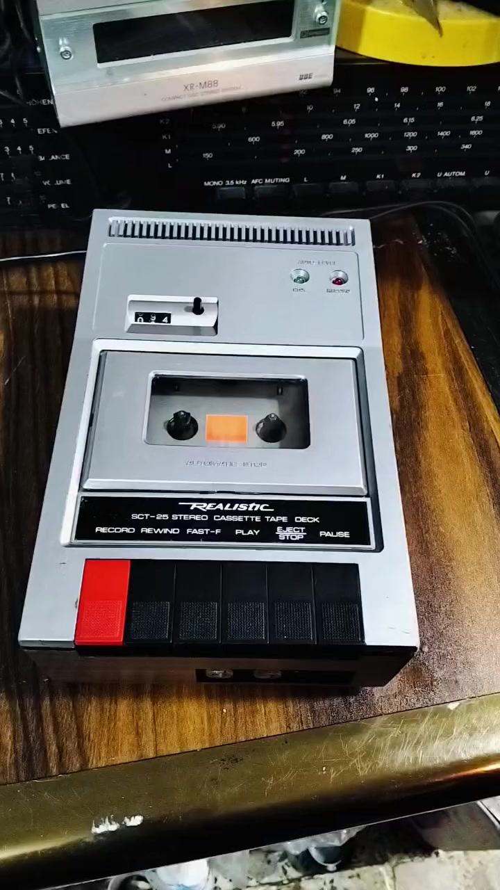 مسجل كاسيت دك ماركة رلستك
الامريكي REALISTIC  تاريخ الصناعه 1982
جهاز بلادي غير داخل تصليح 
صوت دك يختلف عن باقي مشغلات الكاسيت 
بنقاء الصوت والمتانه الجهاز عداد كاسيت شغال 
يوجد فديو بالمنشور يوضح التشغيل 
للحجز المراسله على الخاص


**إذا كنت صاحب هذا الإعلان وتريد حذفه لأي سبب، رجاءا أرسل رسالة إلى الدعم الفني**