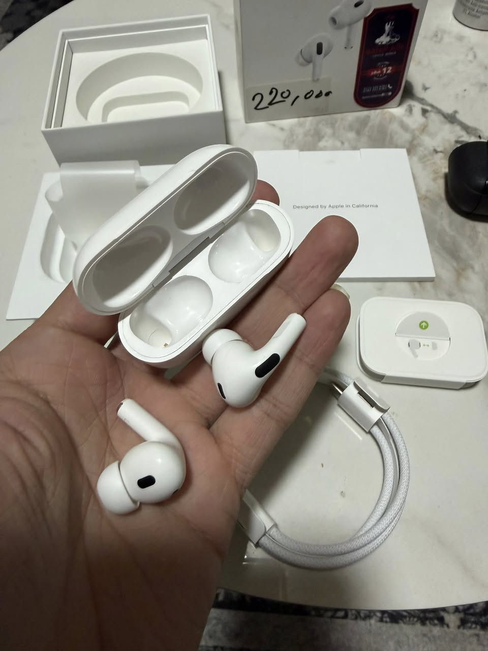 ايربود pro2
تايبسي شحن لاسلكي كامل ملحقات
استخدام شهرين تقريبا
من عالم القلعه داخل الضمان بعدها 
بيع 190 
سعر الجديد 245الف
بغداد كراده ***********
