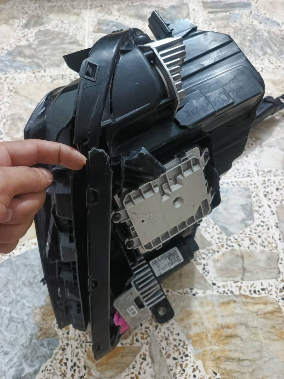 للبيع لايت جهت اليمين سبورتج 25 خليجي اصلي مالتها جديد كلش شهر ونكسر وبدلنا  السعر المطلوب 250 لحد يكلي غالي تره لجديد ب 8 اوراق شتريته يتصلح هاذه مابي شي رقمي *********** عنوان / بغداد ناحيه لرشيد
