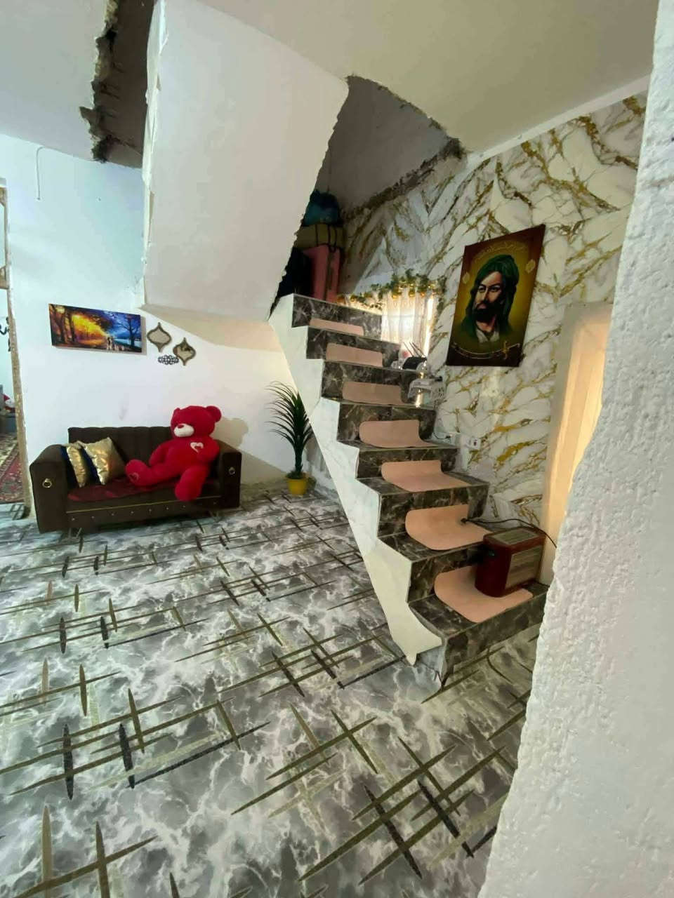 بيت للبيع مساحه ٢٠٠ متر طابو زراعي سند ٢٥ تحويل مباشر  حله ورديه خارج مقابل مقابل محطه المقادير غرفتين وصاله ومطبخ واستقبال وصحيات داخليه وخارحيه وكراج يبعد عن شارع العام 250متر الاستفسار اتصل ع الارقام التاليه ***********مكتب علاء للعقارات
