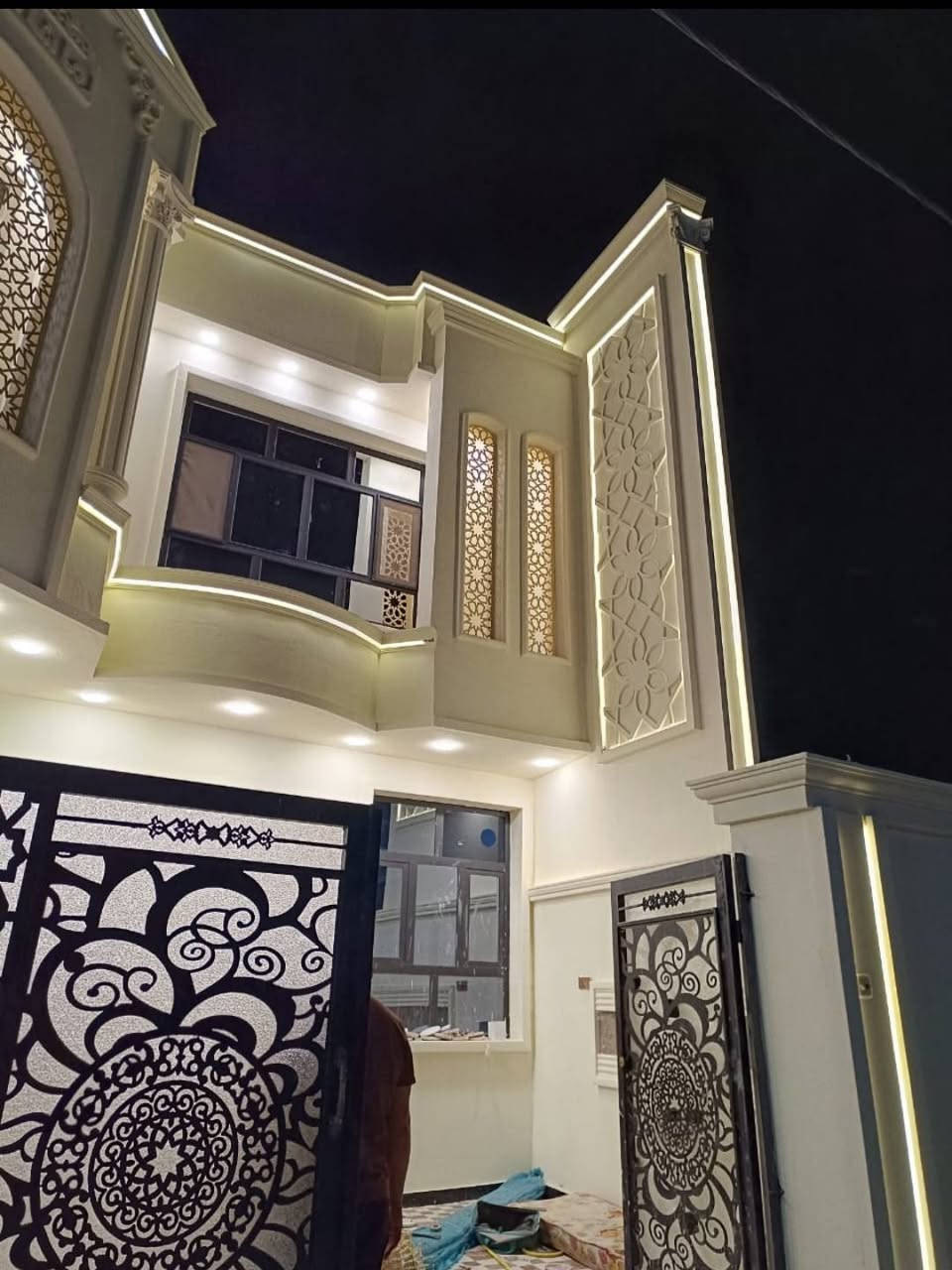 دار للبيع... زراعي طابو عثماني سند 25 يداور بأسم المشتري مساحة 200 متر 10×20 كونكريت مسلح وبناءطابوق درجة اولى طابقين يتكون الطابق الاول من طرمة وصحيات خارجية ومطبخ كبير واستقبال وصالة ومجمع صحي داخلي وغرف عدد 2 ومناور عدد 2 والطابق الثاني يتكون من غرفتين وصالة ومجمع صحي وسطحين تأسيس السبالت نظام تقطير والأبواب تركي نظام قاصة والشبابيك نوع المنيوم تركي حديث علما ان واجهة المنزل معمولة باجود انواع الفوم التركي الطراز الحديث واجود انواع اصباغ الجوتن مع الانارة المخفية مع توفر جميع الخدمات تبليط واعمدة انارة واعمدة كابل النت الضوئي. الموقع الديوانية حي الجامعة قرب الجدارية شارع دائرة الحديد والخشب مجاور محطة الكهرباء على اليسار داخل المجمع الجديد الفرع الاول. للاستفسار مراسلة الصفحة او الاتصال على الرقم ***********
