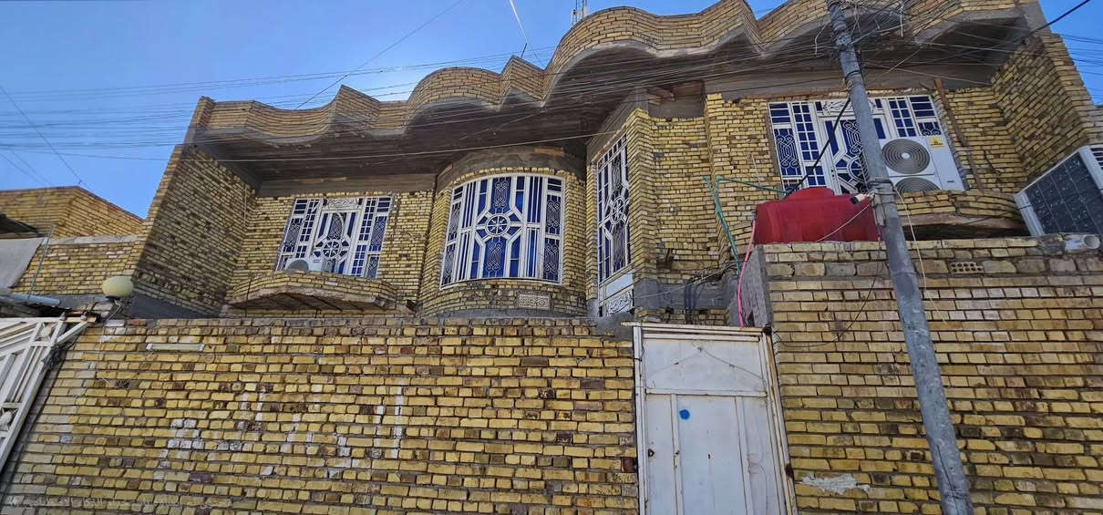 السلام عليكم
بيت للبيع المساحه ٢٢٠ طابو 
يتكون البيت من ٦ غرف وصاله عدد ٢ و٣ صحيات ومطبخ البيت موقعه البدراوي قرب مدرسه الاخاء 
البيت بناء حديث 
التواصل ***********
