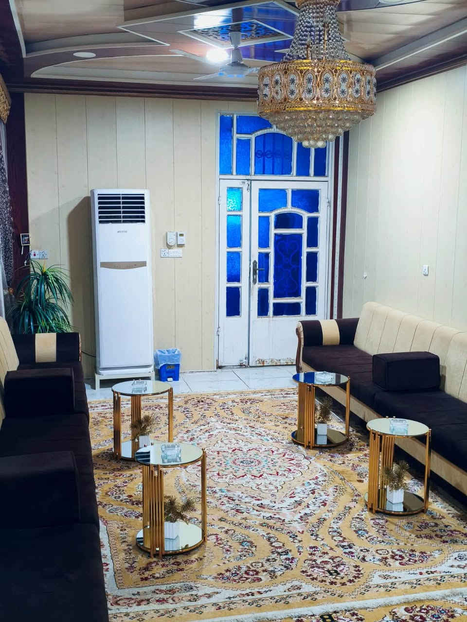سلام عليكم 
بيت للبيع حي الجوادين قرب المدرسة الصينيه 
المساحة الكلية: 336 م
 غرفتين نوم
 الأول (4.5 × 5) الثانية (4.5 × 5).
 الصالة: 7 × 4.5.
 المطبخ: 6 × 4.
 الديوانية (البراني): 9 × 4.5.
 صحيات داخلية وخارجية.
  (المساحة المتبقية  تقريباً 90 م ( كراج، وحديقة)
للاستفسار/ مراجعة مكتب عقارات الفنار مجاور مستشفى الخضر العام (***********)
