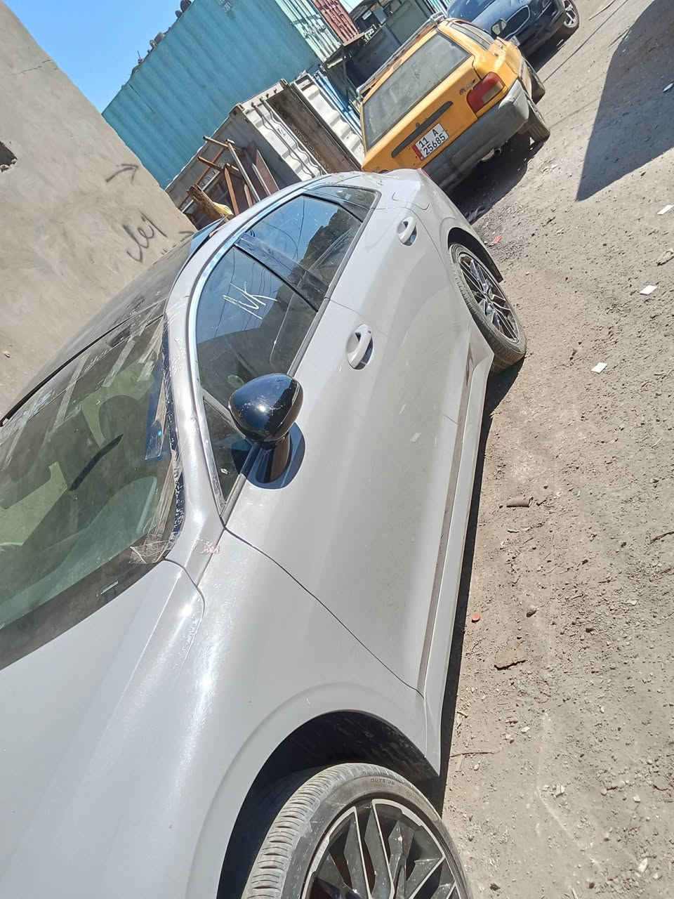 . سيارة كي فايف جيتي أعلى فئة محرك 2500 تيربو 
لون أسمنتي موديل 23 كلشي كامل بيها من دعامية والايتات كلها كاملة 

. بيها ضرر بنيد ولغد امبدل مالتها بس نفس اللون 

بيها نواقص : الكير مالتها مفطور من الأذن يتبدل ب4 ورقات ودكشن البارد مكسور 

السيارة نقصها راديتر ماء ورادتير تبريد والكراسي الايرباك مالتهن طاك والدرگة 

والدشبول مابي شي بالاعتبار 

السيارة نضيفة وحلوة . وسعرها 130  والرقم ***********
