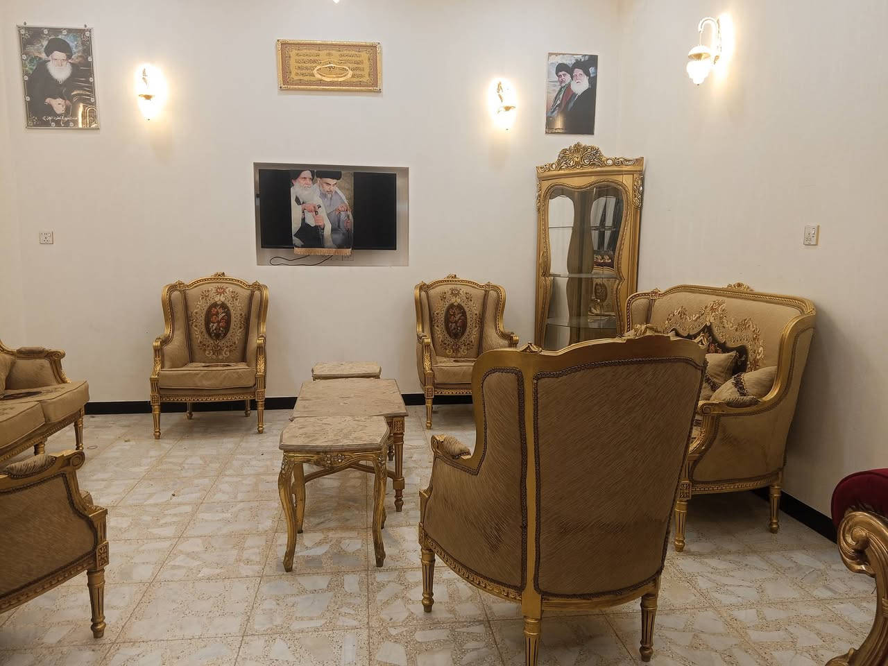 السلام عليكم تخم زان مصري مقعد 10 زائد طبلات كبيره واثنين وسطيات النظافه جيده المكان بغداد تواصل على هذا الرقم واتساب اتصال *********** زائد فاترينه
