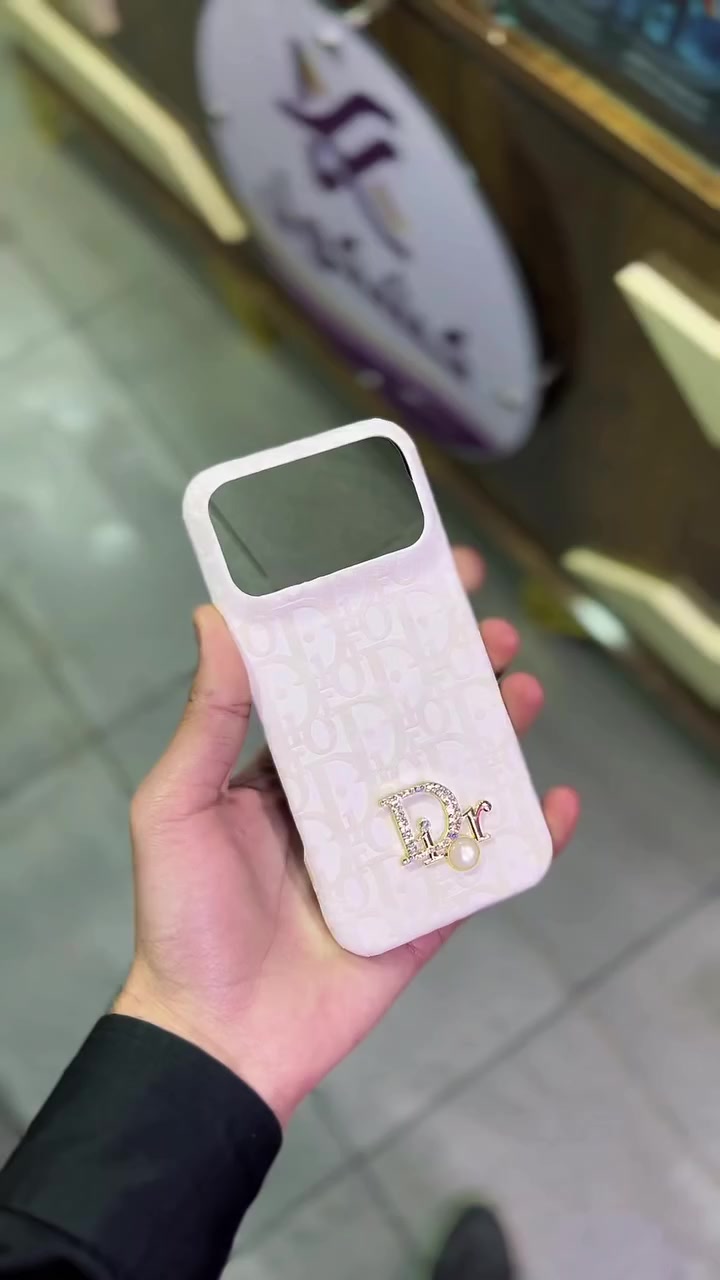 الأبيض لما يكون “Dior”… بيصير قصة 🤍✨

نعومة + فخامة + تفاصيل تلمع بهدوء
قطعة بتكمل أناقتك… مو بس موبايلك 👑

للي بيحبوا التميز بدون مبالغة 💎

#كشكول #ديور #Dior #أناقة #بنات #ستايل #فخامة #أبيض #اكسسوارات #تميز #كفرات #كفرات_موبايل #جديد_كشكول


**إذا كنت صاحب هذا الإعلان وتريد حذفه لأي سبب، رجاءا أرسل رسالة إلى الدعم الفني**