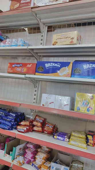 رفوف للبيع الارتفاع 2 متر ونص 8 خانات والعرض 7 متر للاستفسار ***********
