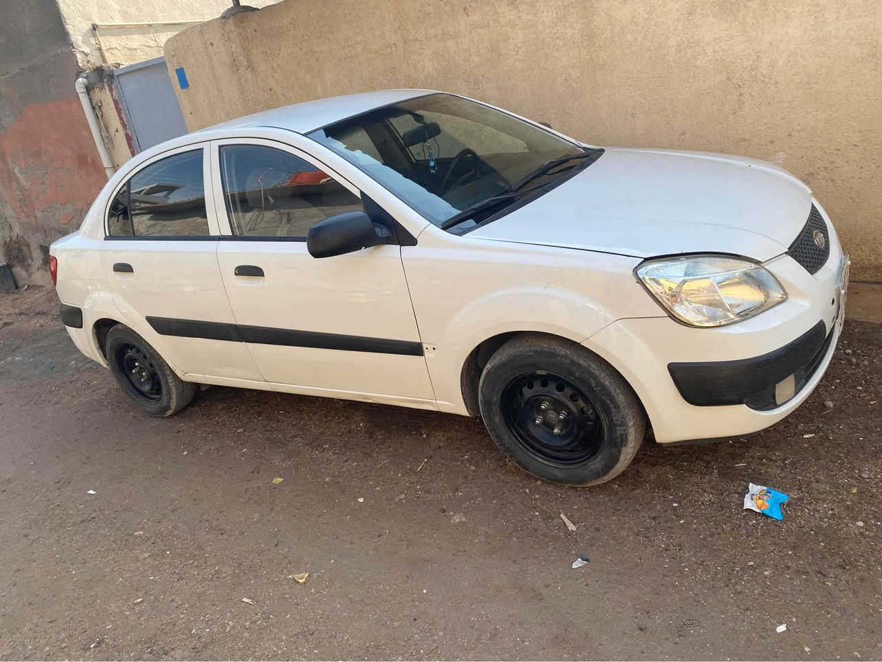 للبيع سياره كيا ريو موديل 2009 خليجي رقم شمالي بسم كردي المحرك 1600 السياره جاهزه ونضيفه من كلشي بيها طخات خفيفه وبيها البنيد بيه بارد بدون صبغ السعر 88 وبيها مجال قليل مكاني البصره الجنينه رقم الموبايل *********** البصرة, العراق
