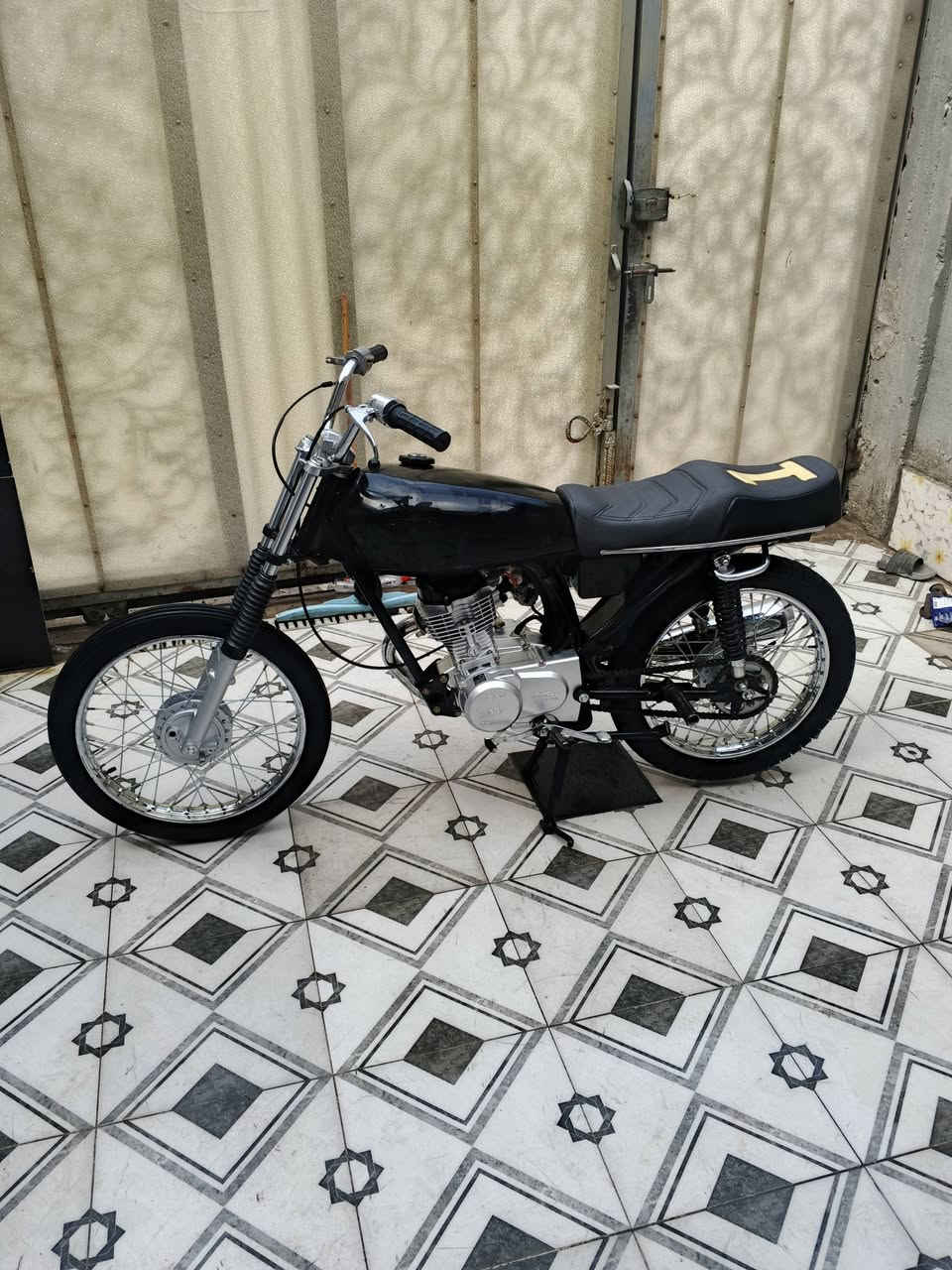 سلام عليكم دراجه للبيع صارله شهرين من معمره ثاني تبديله دهن دراجه نضيفه كلش دراجه ادوات  سعر 700 وبيه مجال مكاني بصره ***********
