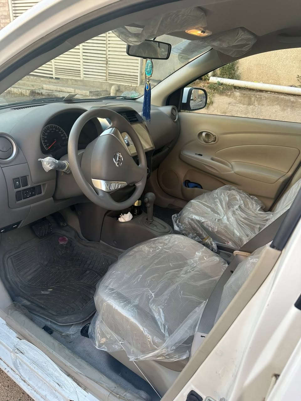 سلام عليكم نيسان صني 25 السياره زيرو بيه طكه خفيف من وره سعرها 130 وبيهة مجال قليل(***********)
