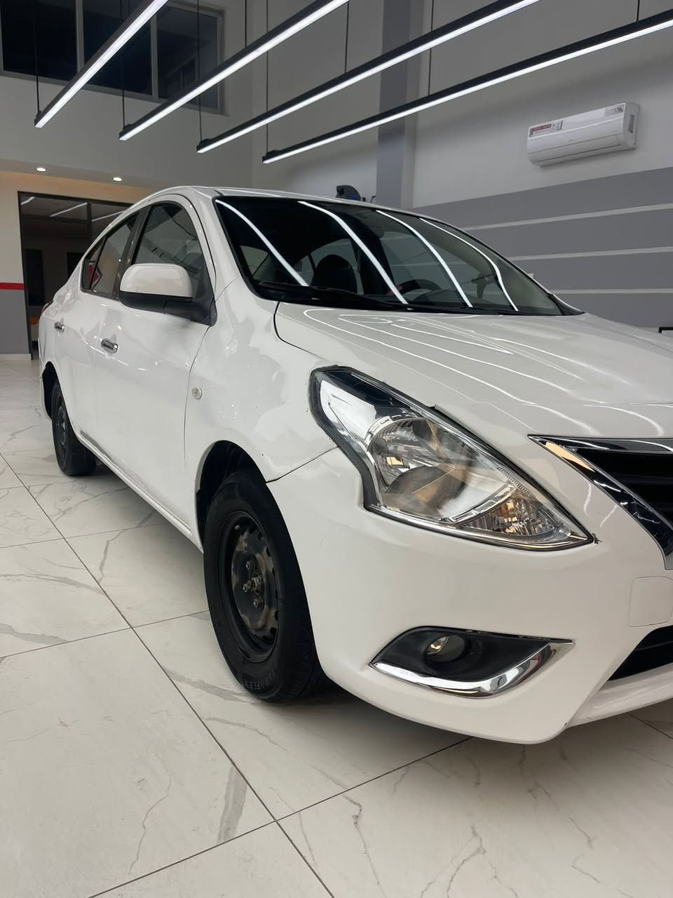 السلام عليكم 
للبيع نيسان سني هندي موديل 2020 بليتة الزركة 
ماشية ١٧٣ الف 
رقم اربيل الدولي الجديد باسمي سنوية ساقطة صارلها ٤ اشهر السياره بيها طخه بالبجم وصار بيها تعديل بسيط بالبراكيت وبداية الشاصي بيها صبغ وبارد سونارها موجود بالمنشور كير ومحرك بشرط تبريد ميشتغل بي عطل اعتقد بالبورد الي يشغل التبريد لان الكمبريسر جطلنا خارجي اشتغل السيارة مدوشمة كشنات وارضية كامله تجي تشوف السياره تقتنع بيها واخليك على راسي وكلشي بسعرة السوك كلشي بي شرط التحويل
اني مكلف بالنشر هذا رقم صاحب السياره ***********
مكان السيارة بغداد البلديات 
سعر السيارة ٨٥ وبي مجال بسيط 
اخوان اني مكلف بالنشر رقم صاحب السيارة موجود بالمنشور بي واتساب اي استفسار تواصلو ويا صاحب السيارة
