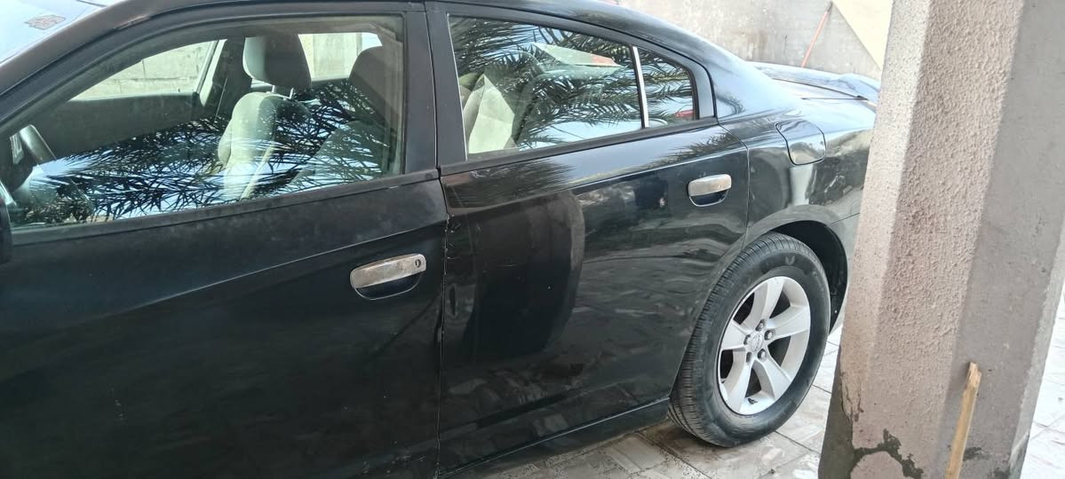 للبيع جارجر موديل ٢٠١٤ كصة جنطة مكينه ٣٦٠٠ مكينه كير حدادية تمام بيها لوحه جارجر اصليه سنويه سحب السعر ٤٢ وبيها مجال مكان السيارة البصرة خور الزبير رقم الهاتف ***********
