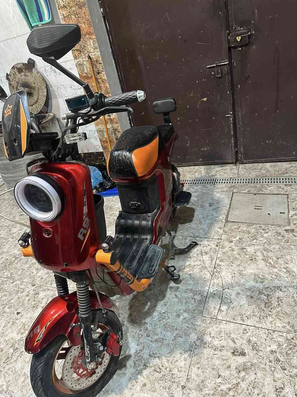 دراجه شحن R9للبيع. بيه خمس بطاريات بريكات يشتغلن لايتات اشاير شغالات بصمتين وبطاقتين وسويجين بيه. سعره 475وبيه مجال للطيبين مكاني بغداد الشعب
الرقم***********.
