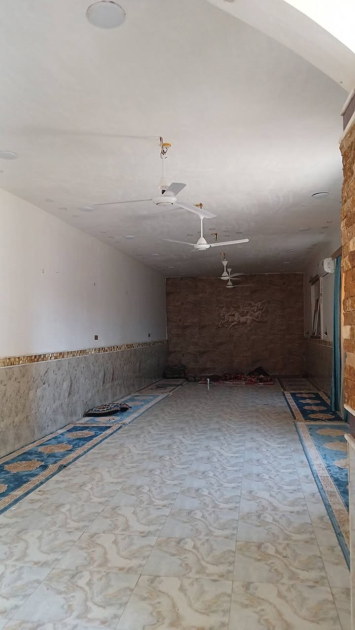 السلام عليكم ورحمة الله 
دار للبيع ٧٠٠ متر 
زراعي الجمعيات السايدين الجدد
مضيف + بيوت ثنين
البيت الاول يحتوي على 3 غرف وصاله ومطبخ وصحيات
والبيت الثاني يحتوي على 2 غرف وصاله ومطبخ وصحيات 
المضيف 17×5
حديقة واسعة جدا 
البناء حديث
 👇
الشارع 10 متر
مجاري 
ماء اسأله 
كهرباء 
كافة الخدمات متوفره 
طابو زراعي
عندي فيديو تفاصيل كاملة اليريده يتفضل خاص 
***********
