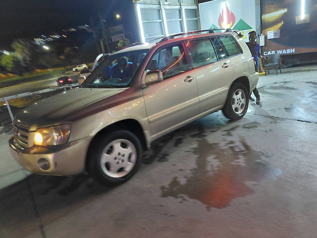 ,تيوتا هايلندر موديل 2007 كير و مكينة كةلةك باقزن و سينك و بشتي كبس بي دعم و سنوي جديد و هزاز جديد و رةقةم جديد تحويل حساب سةر نافى من   بو بيزانين تلةفون *********** دهوك, العراق
