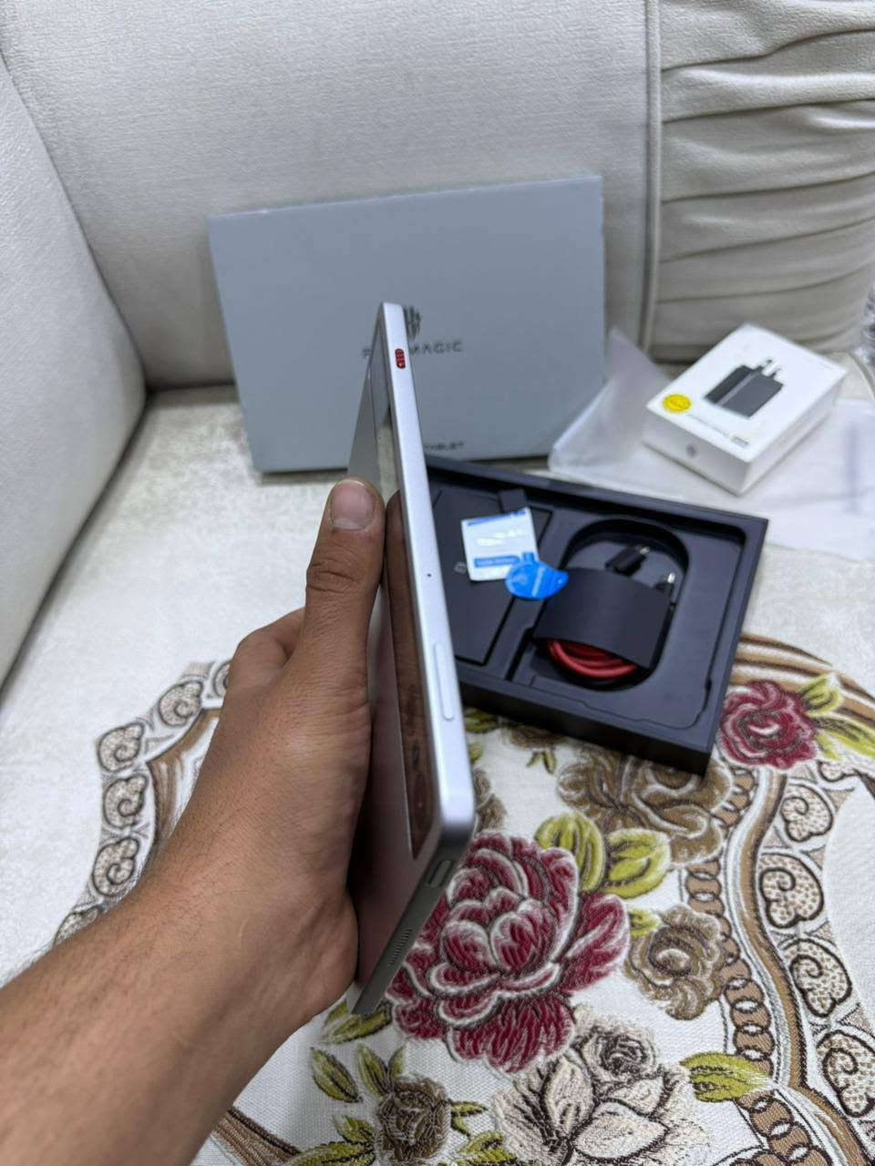 ريد ماجك استرا 256 ... نضافه 1000%
شاحنه شتريتها وحدها ب 40 الف 
بطاريه 100 مشحون 28 مره 
 850 الف سعره 
مكان بغداد توصيل موجود 
***********
