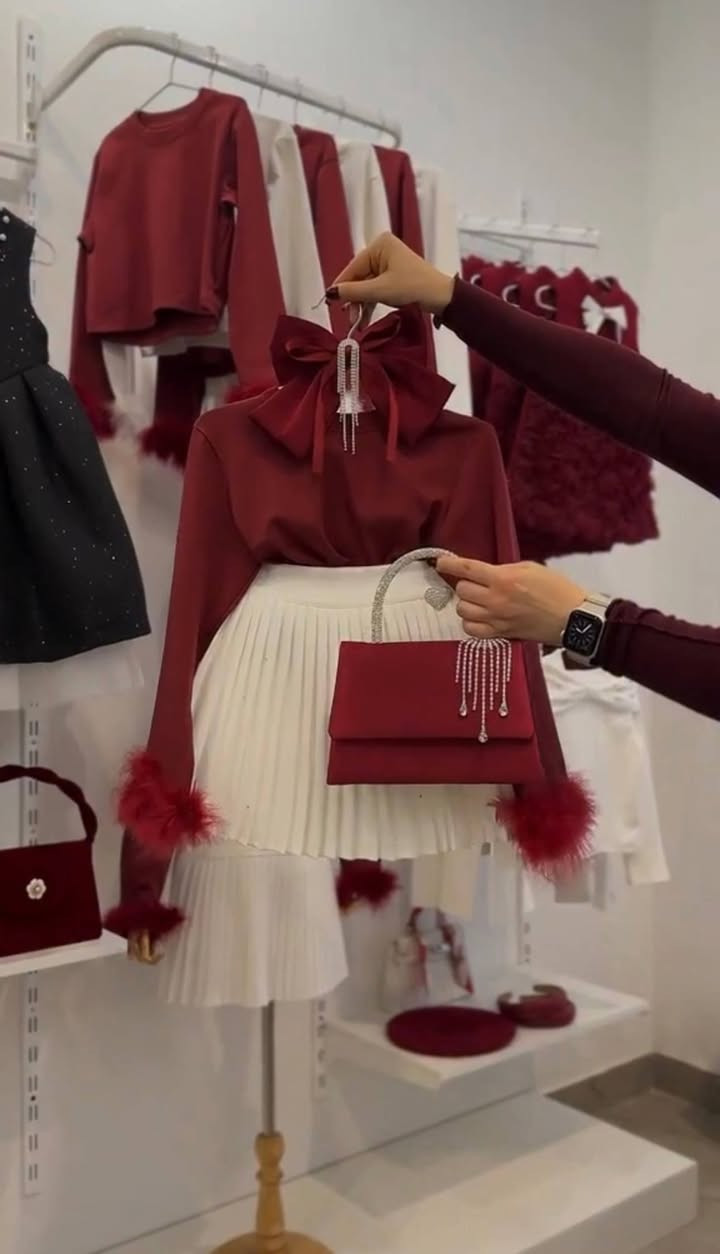 نحن في #كيراز_كيدز لا نرضى بتقديم ماهو عادي نسعى دائماً لتقدم الأفضل والأجمل والاكثر جودة لتجارنا الأكارم 🌹 لتكن بضائعنا إضافة رائعة إلى متاجركم الراقية 😍

بيع جملة شحن من تركيا إلى جميع أنحاء العالم 🌏 ✈️ 🇹🇷

✅ للتثبيت واتس اب : 00905516477222

جاهز للتسليم  ✨

▪️العمر:  5------12 سنة
▪️ السيريه:  8 قطع
▪️عدد قطع الموديل :  4 قطع 

✨ تنورة 

🤍 بلوزة 

✨ حقيبة 

🤍بابيون

✅السعر: 😍


**إذا كنت صاحب هذا الإعلان وتريد حذفه لأي سبب، رجاءا أرسل رسالة إلى الدعم الفني**