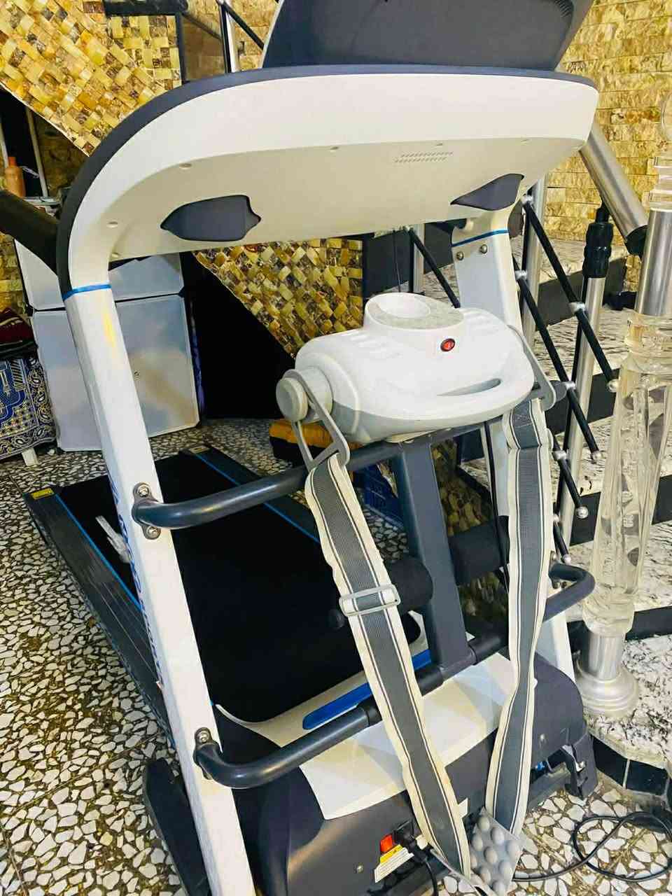 جهاز مشي كهربائي متعدد الوظائف جبلي دبل ماطور (MGT SPORTS) مع حزام مساج

🔹 الحالة: نظيف ومستعمل استعمال خفيف
🔹 شاشة LCD رقمية تعرض: الوقت، السرعة، المسافة، السعرات الحرارية، ومعدل النبض.
🔹 مزود بحزام مساج كهربائي لتدليك وشد مناطق الجسم المختلفة.
🔹 يحتوي على برامج تمرين متعددة مدمجة.
🔹 أزرار تحكم بالسرعة وتشغيل/إيقاف سريعة.
🔹 مزود بمفتاح أمان للتوقف الفوري عند الحاجة.
🔹 هيكل قوي ومتين مناسب للاستخدام المنزلي.
🔹 مقابض جانبية لزيادة الثبات أثناء المشي أو الركض.
🔹 مكان مخصص لوضع الهاتف أو الأغراض الصغيرة.
🔹 يعمل على الكهرباء المنزلية.

مناسب للمشي اليومي، تحسين اللياقة البدنية، حرق السعرات، وإنقاص الوزن.

 
📍موقع (ميسان - العماره)
📞 للاستفسار : ‭+964 778 384 3400‬


**إذا كنت صاحب هذا الإعلان وتريد حذفه لأي سبب، رجاءا أرسل رسالة إلى الدعم الفني**