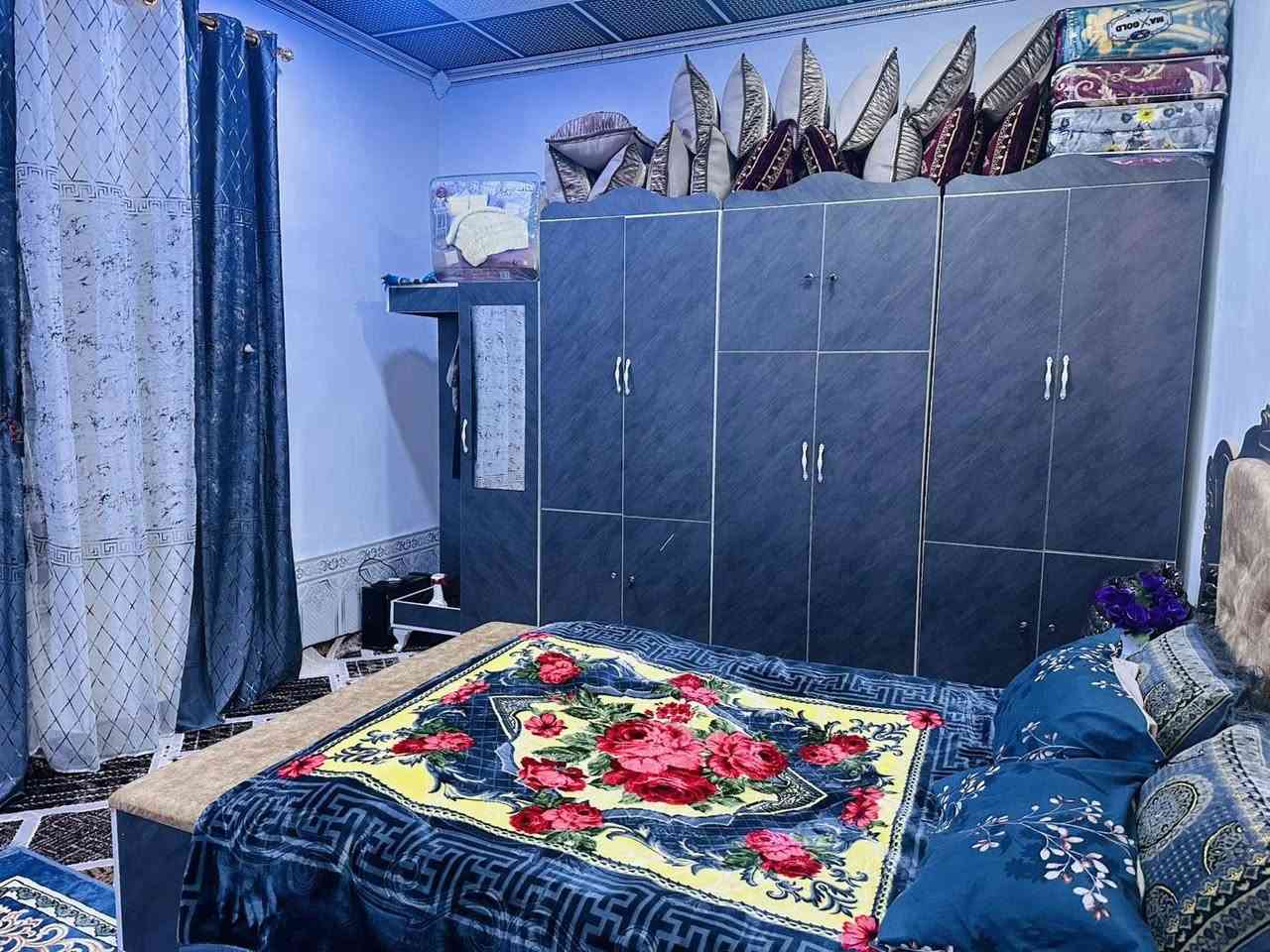 سلام عليكم ورحمه الله وبركاته غرفه خشاب جديده تركي مستعمله شهرين بس متوازي علا بيعها  السعر (700)وبيهه مجال شراي تصل ***********
