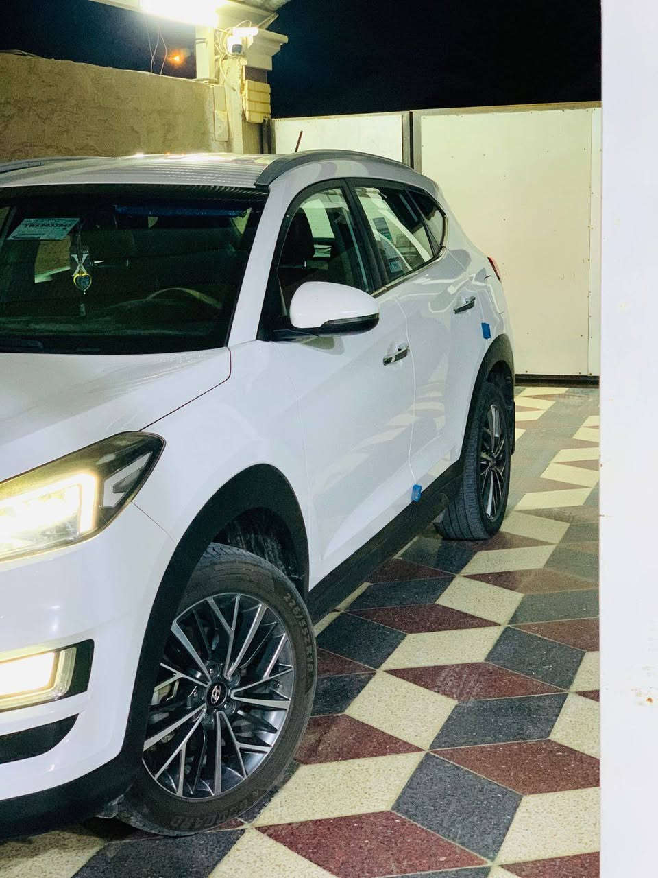 السلام عليكم  توسان للبيع موديل 19 فول مواصفات عدا البنراما خليجي 5عدسات السياره جديده بمعنا الكلمه   بيع او امراوس حسب القناعه مكفوله عدا شبر بل جاملغ الخلفي  محرك 2000   مكان السياره الرمادي   السعر 195   وبها مجال بسيط  ***********
