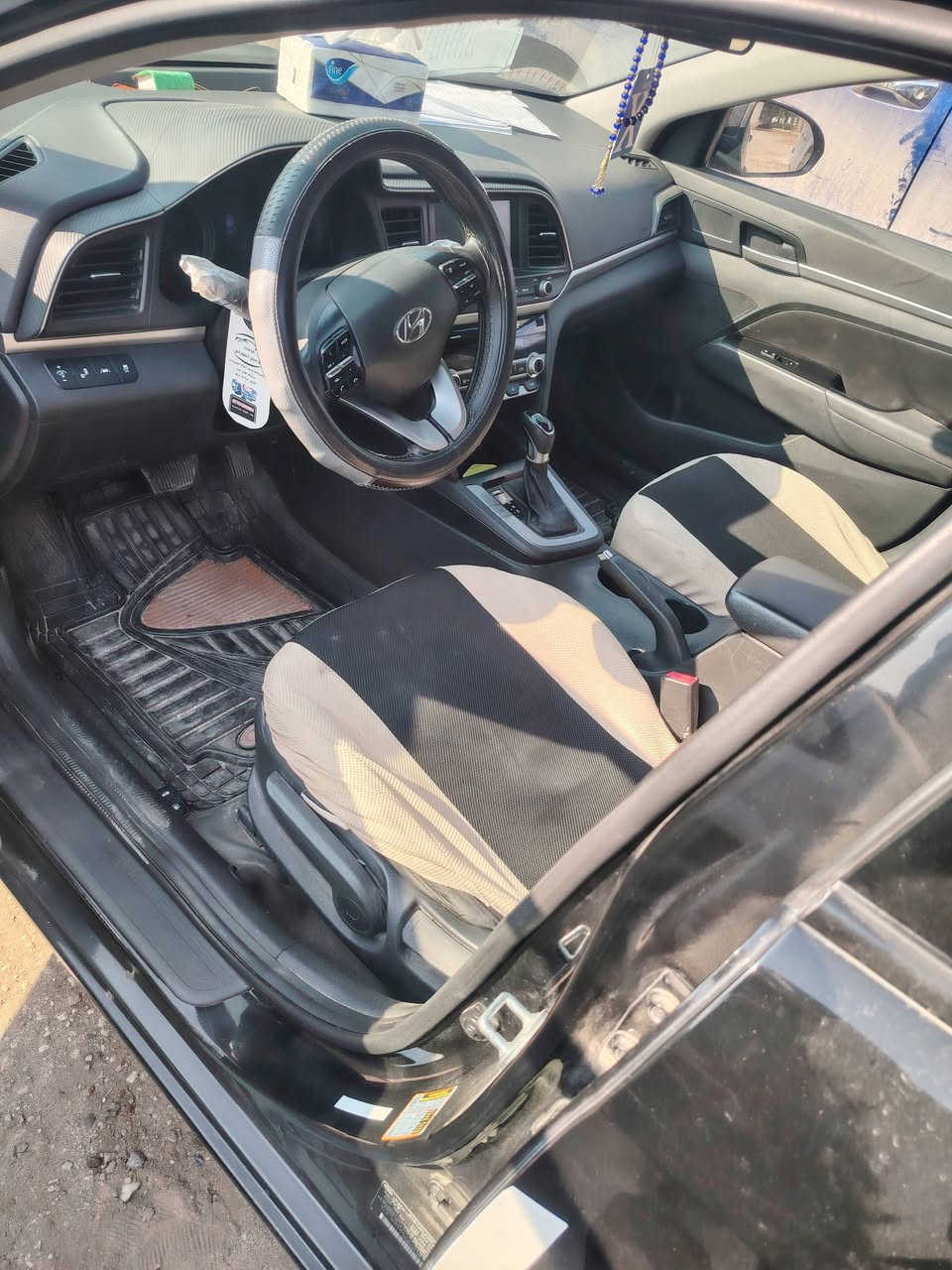 النترا موديل ٢٠٢٠ 
حادثها بنيد فقط ،،، مكينه بلادي ٢٠٠٠ دوش
كير at ،،، أنظمة قيادة نورمال سبورت وقوف ذاتي
حساسات خلفية جانبية أمامية
لايت لد تبريد ثلج تدفئة بلاد
السياره كلها ليبل واحد ،،، 
ماشيه ١٠٠ ،،، سعرها ١٢٢ بيها مجال بسيط
الله يرزق الجميع يارب 🤲

***********
