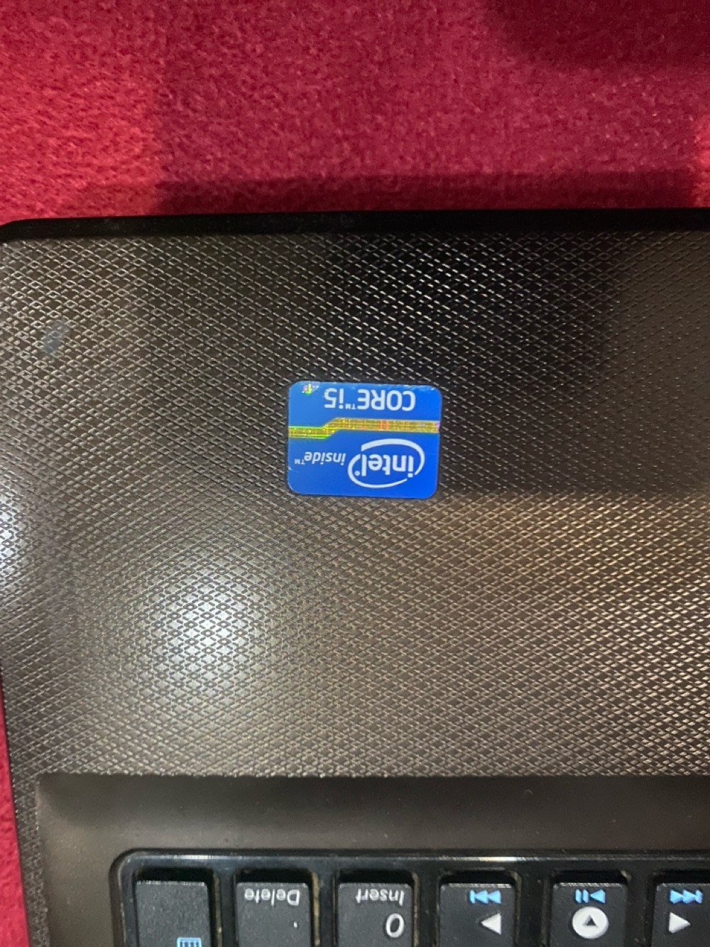 لابتوب اسوز للبيع 
معالج كواري 5 الجيل الرابع
رام 4 كيكا 
هارد 512 HHD 
كرت شاشة داخلي من انتل 
الابتوب يحتاج بطارية والشريط الشاشة واضح بالصور 
مكاني بغداد مدينة الصدر 
رقمي *********** 
سعره ٨٠ الف عراقي وبي مجال 