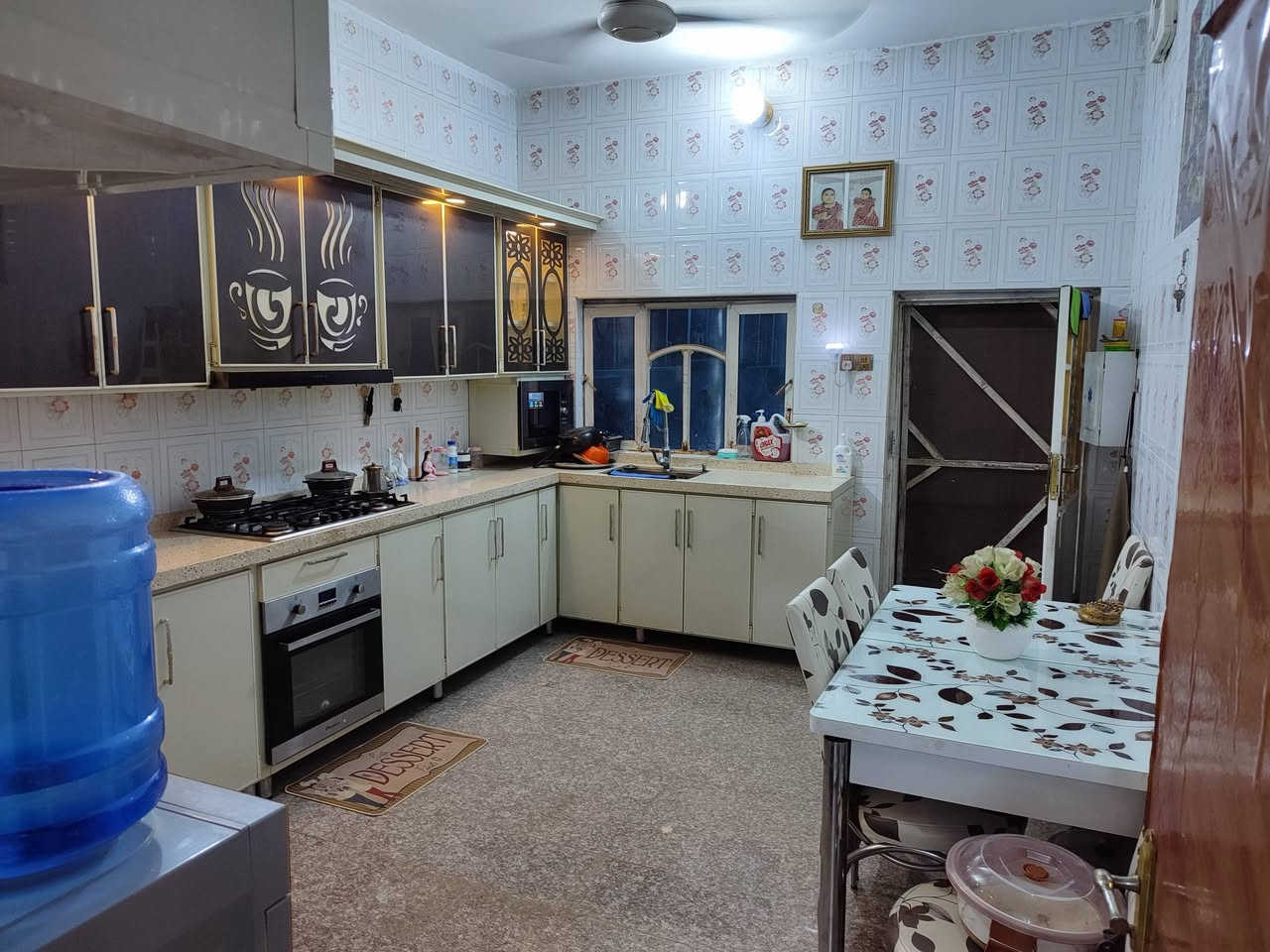 للبيع مساحه 200 متر غرفتين وصاله ومطبخ واستقبال وحمام داخلي وصحيات خارجيه بناء حديث بجانب مجمع بيسان الفتاحيه.                                          ***********
