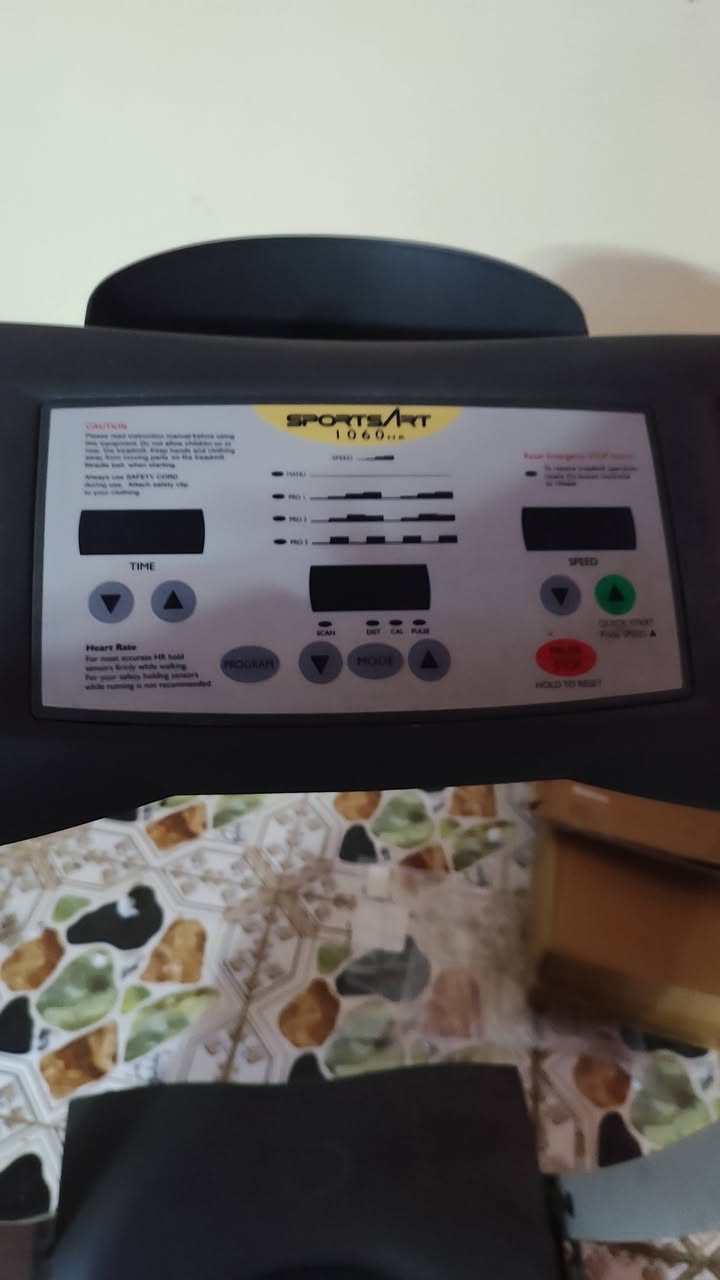 جهاز جري نضيف شغال ماركه عالميه كلشش حلو يفيد للقاعات والبيت للتواصل مراسله الرقم ***********
