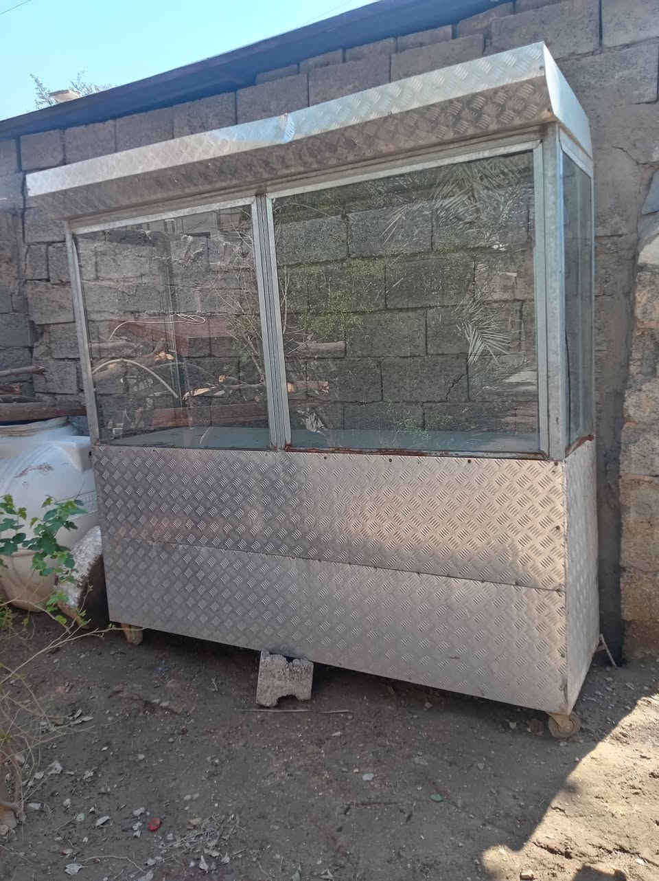 باترينة مال كباب وميز وياهة سعرهم ١٧٥ مكاني زعفرانية رقمي ***********
